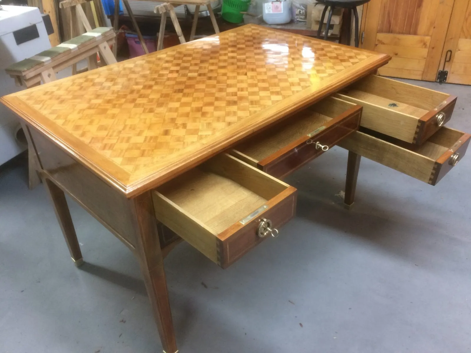 Restauration d'un atypique bureau Louis XVI