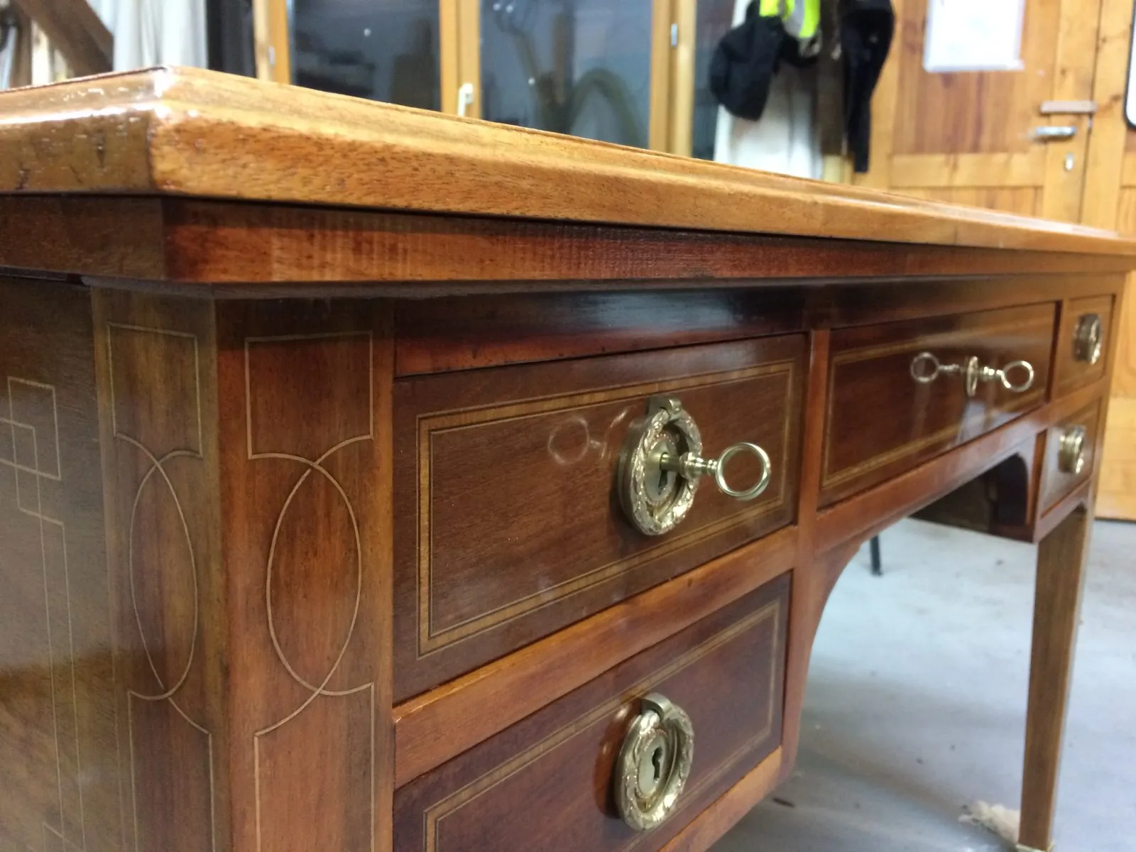 Restauration d'un atypique bureau Louis XVI — avant restauration