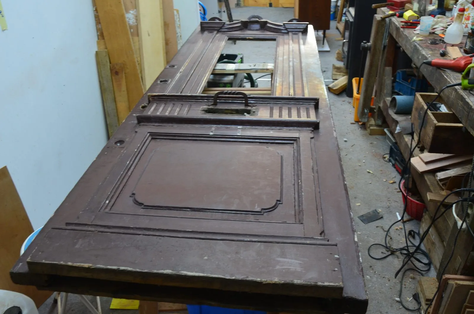 Restauration et remplacement d'une porte époque 1930 en pin massif