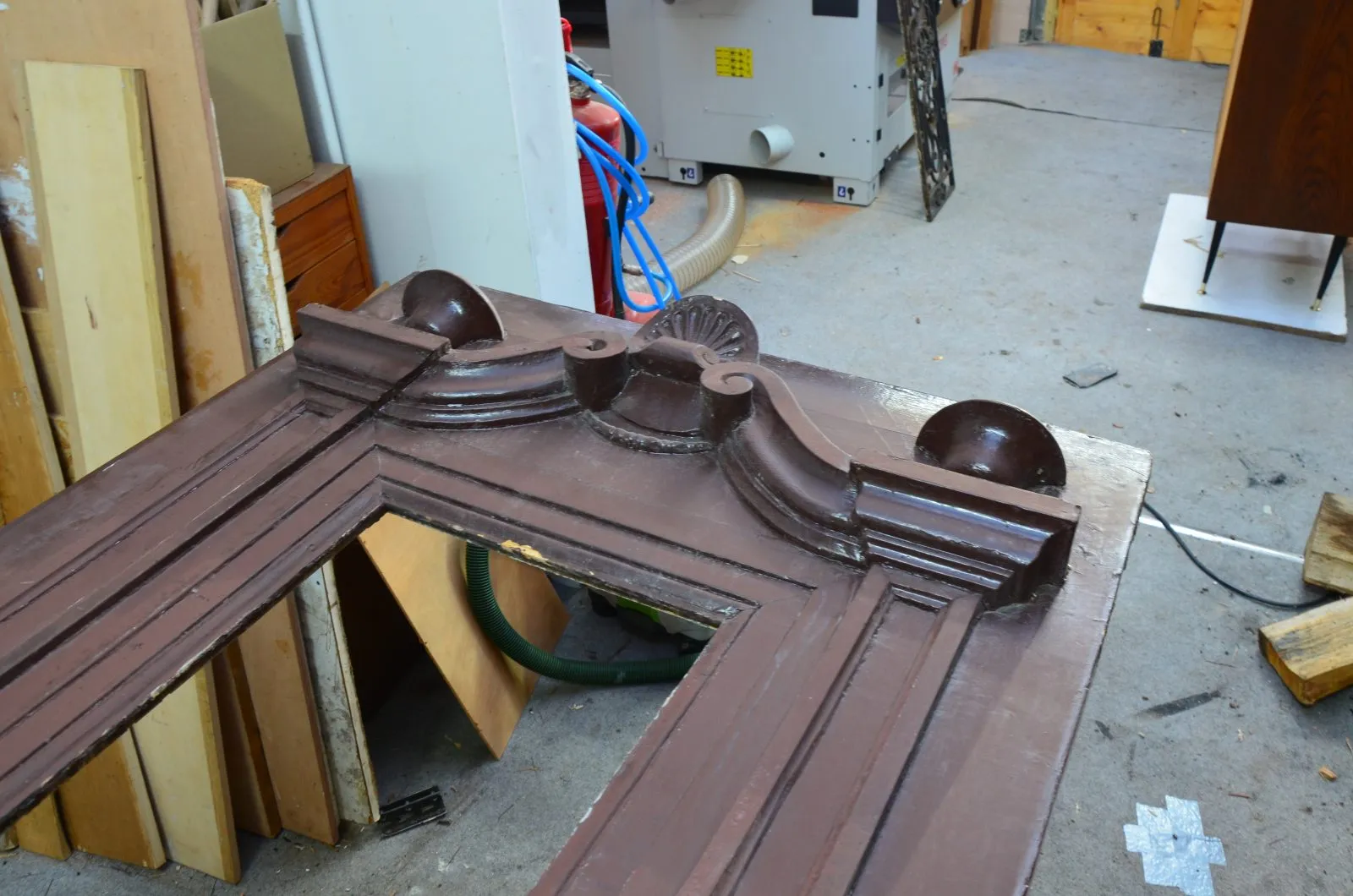 Restauration et remplacement d'une porte époque 1930 en pin massif