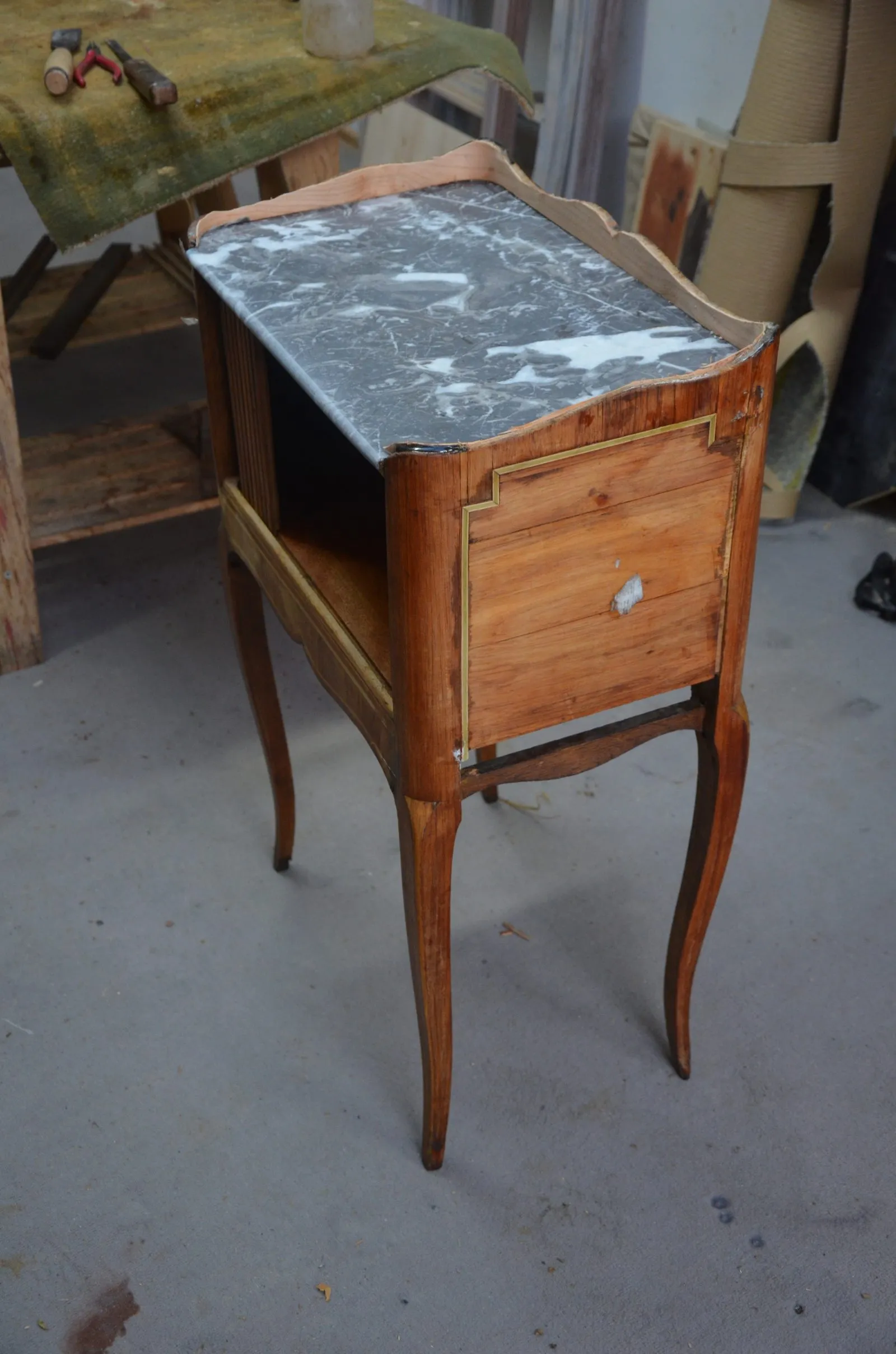 Table à encas époque Transition plaqué de Bois de Rose