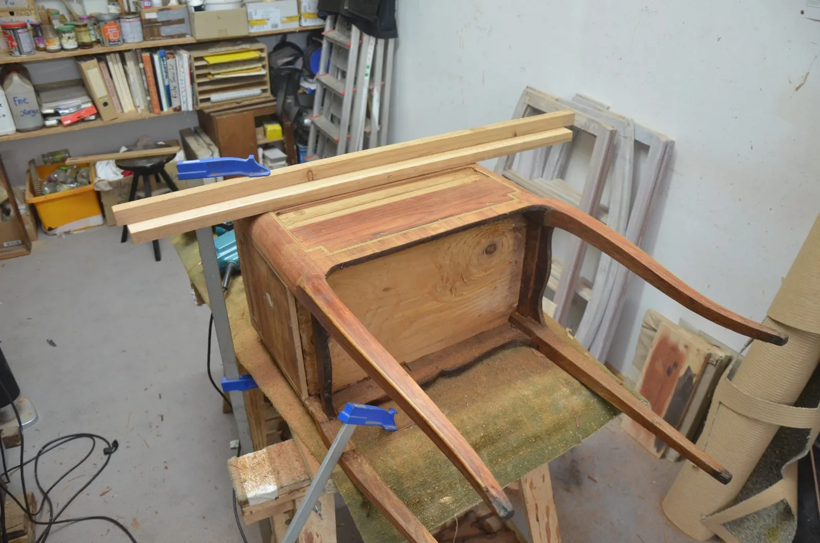 Table à encas époque Transition plaqué de Bois de Rose