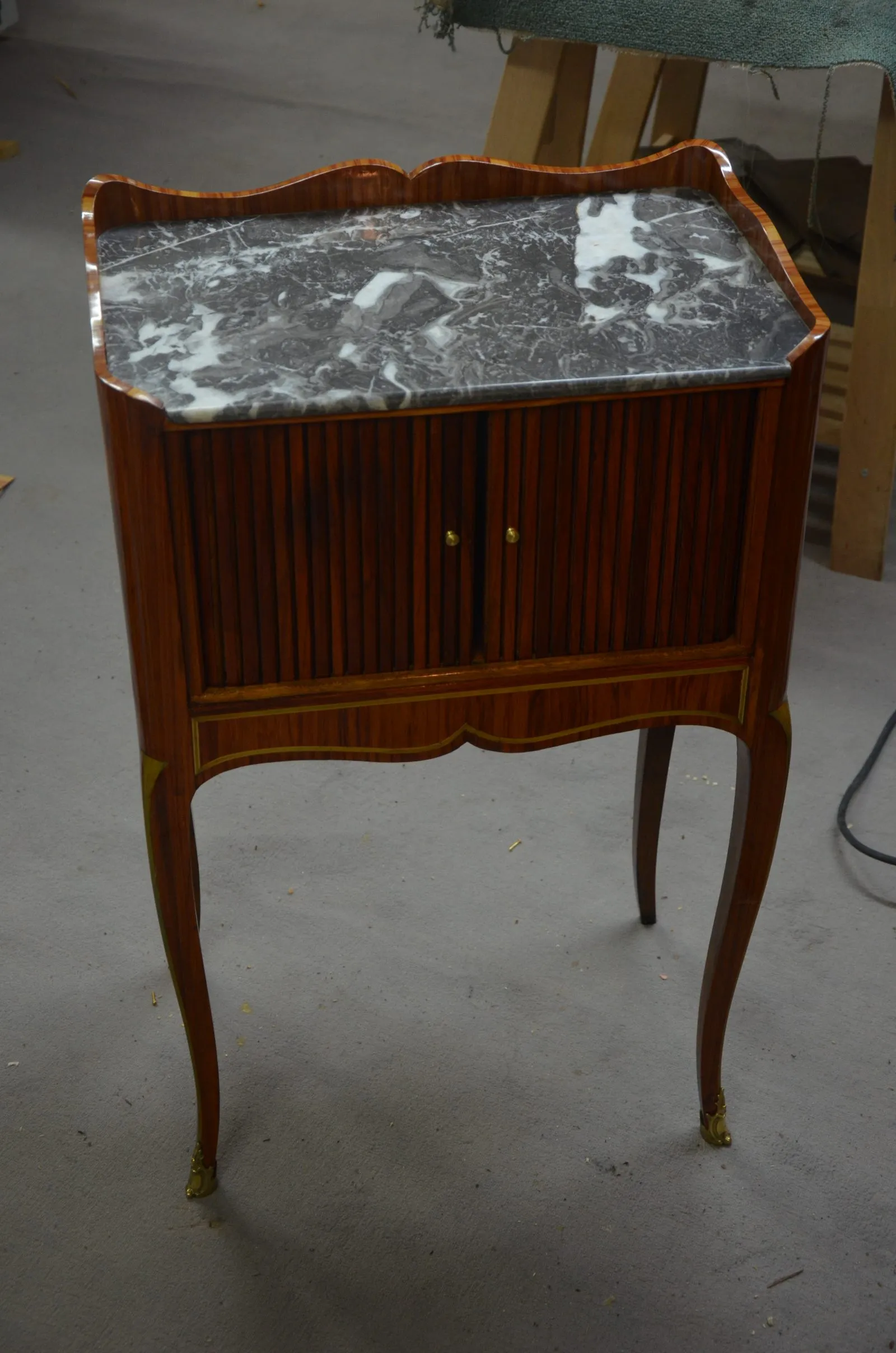Table à encas époque Transition plaqué de Bois de Rose