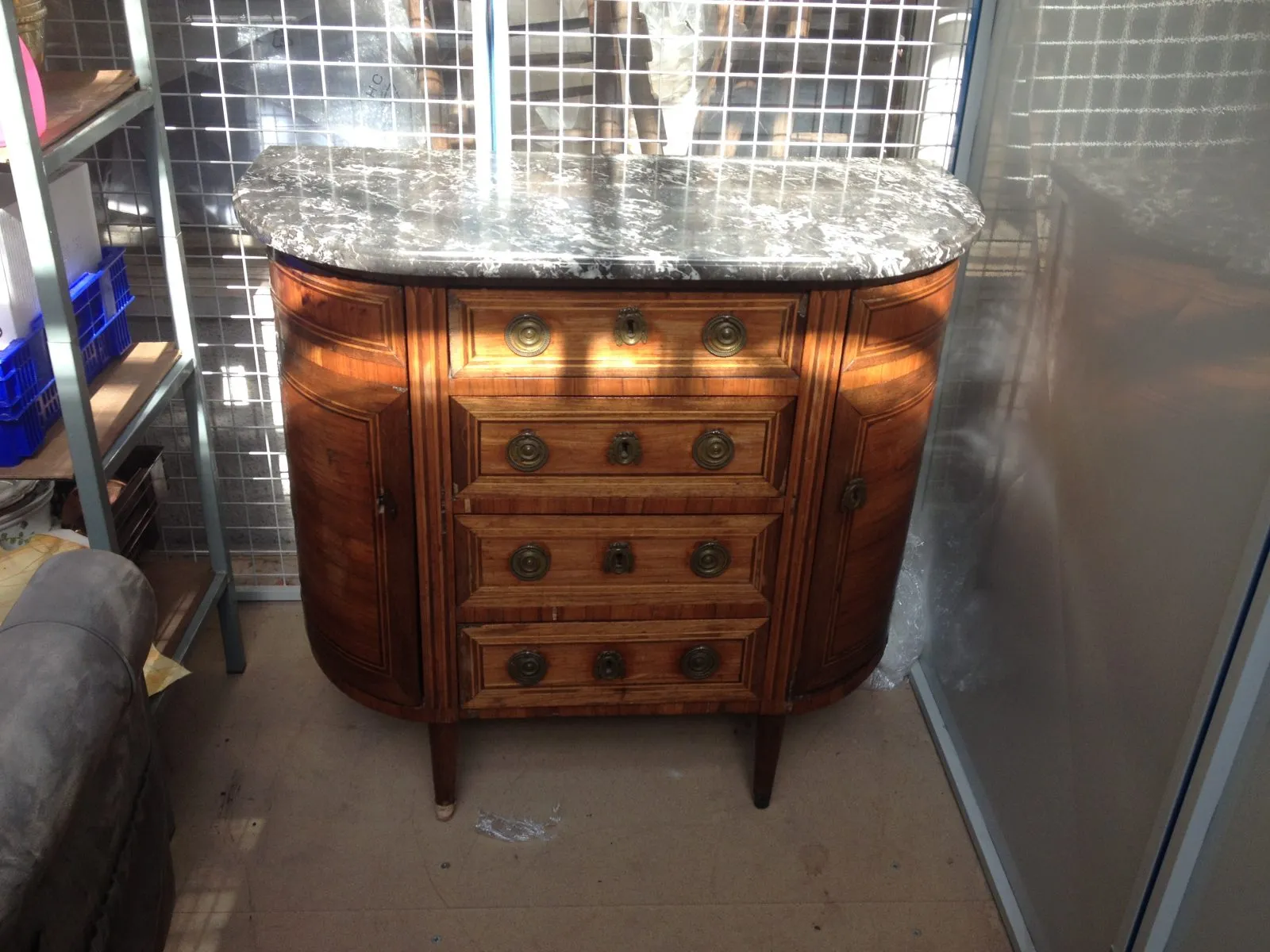 Restauration d'une commode demi-lune époque Louis XVI — avant restauration