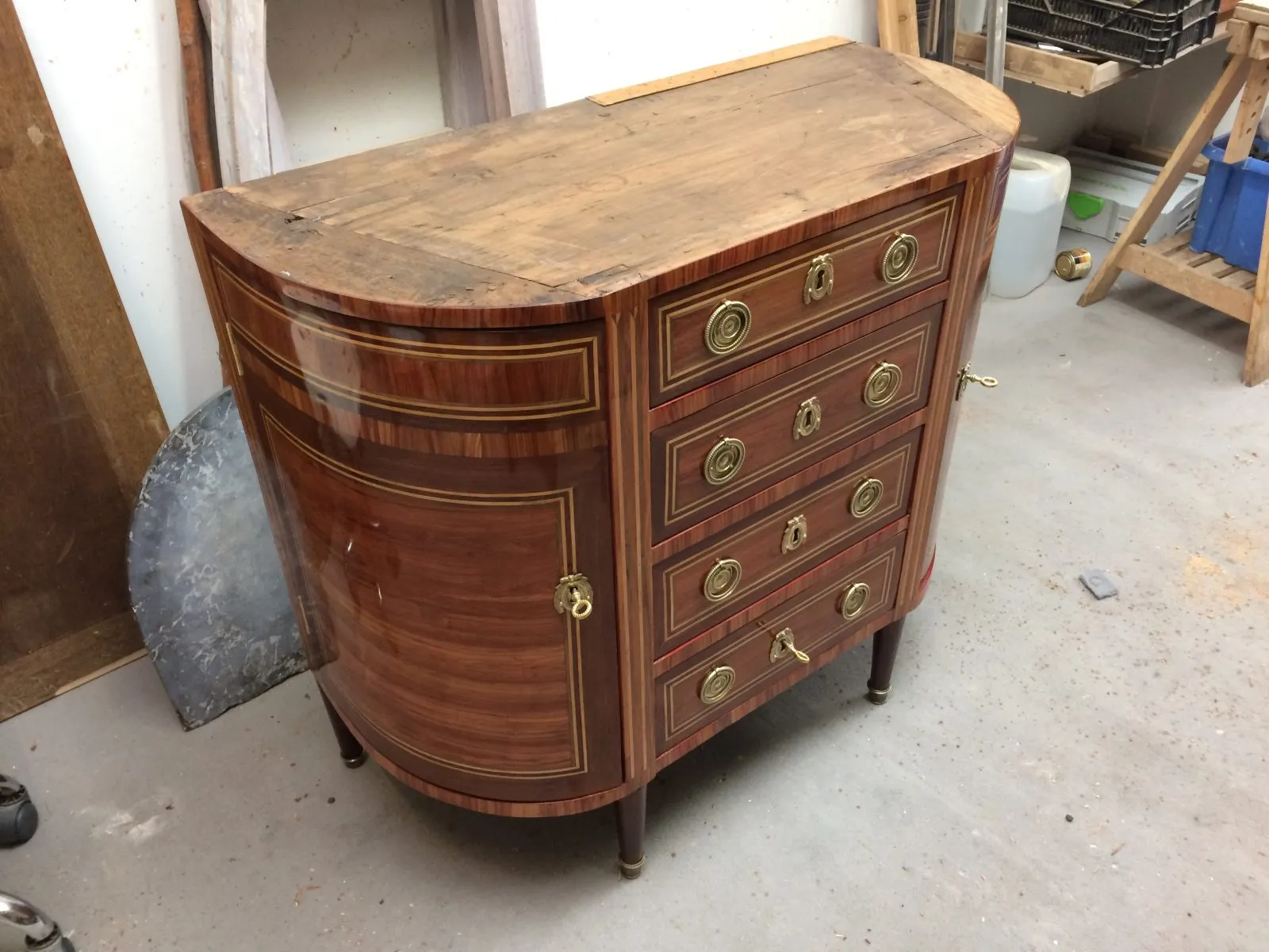 Restauration d'une commode demi-lune époque Louis XVI