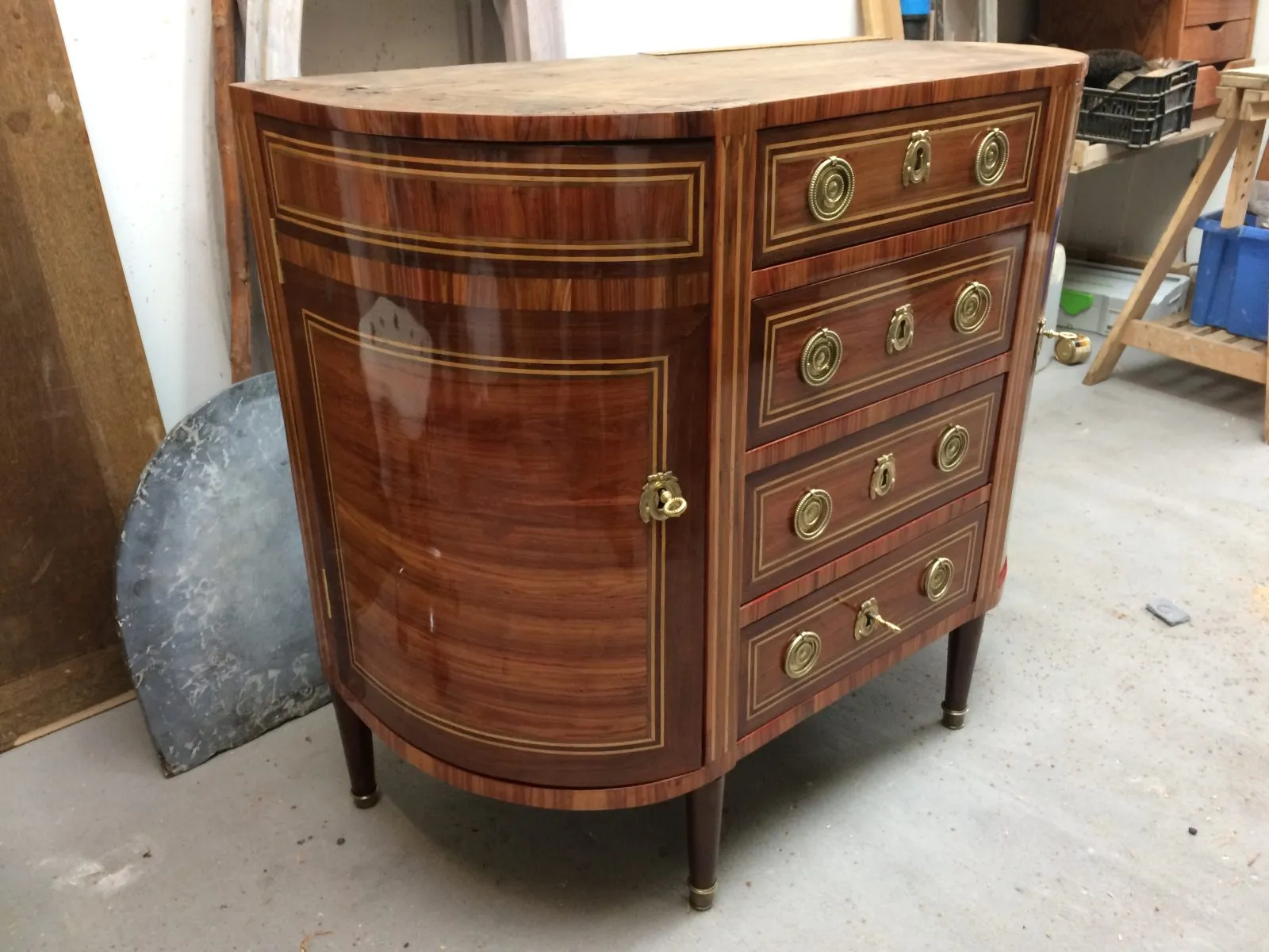 Restauration d'une commode demi-lune époque Louis XVI