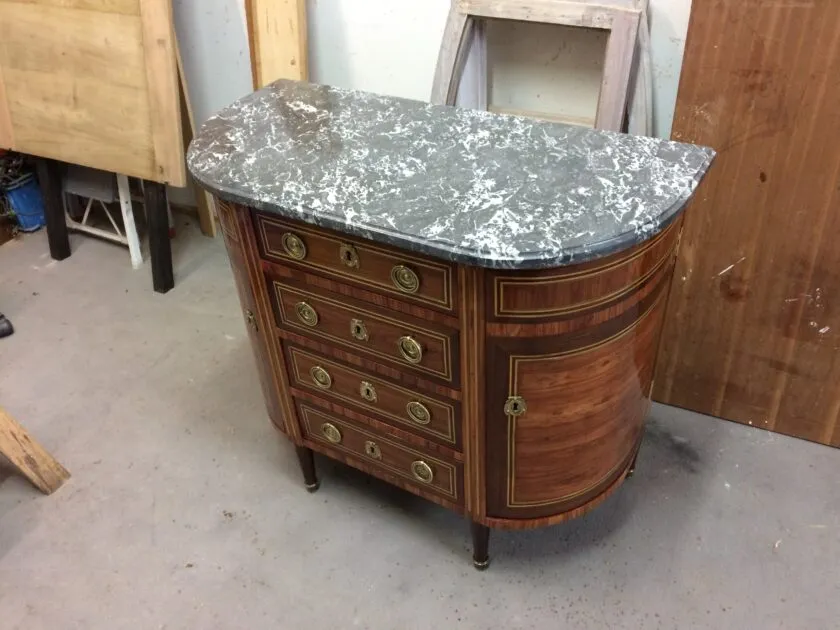 Restauration d'une commode demi-lune époque Louis XVI