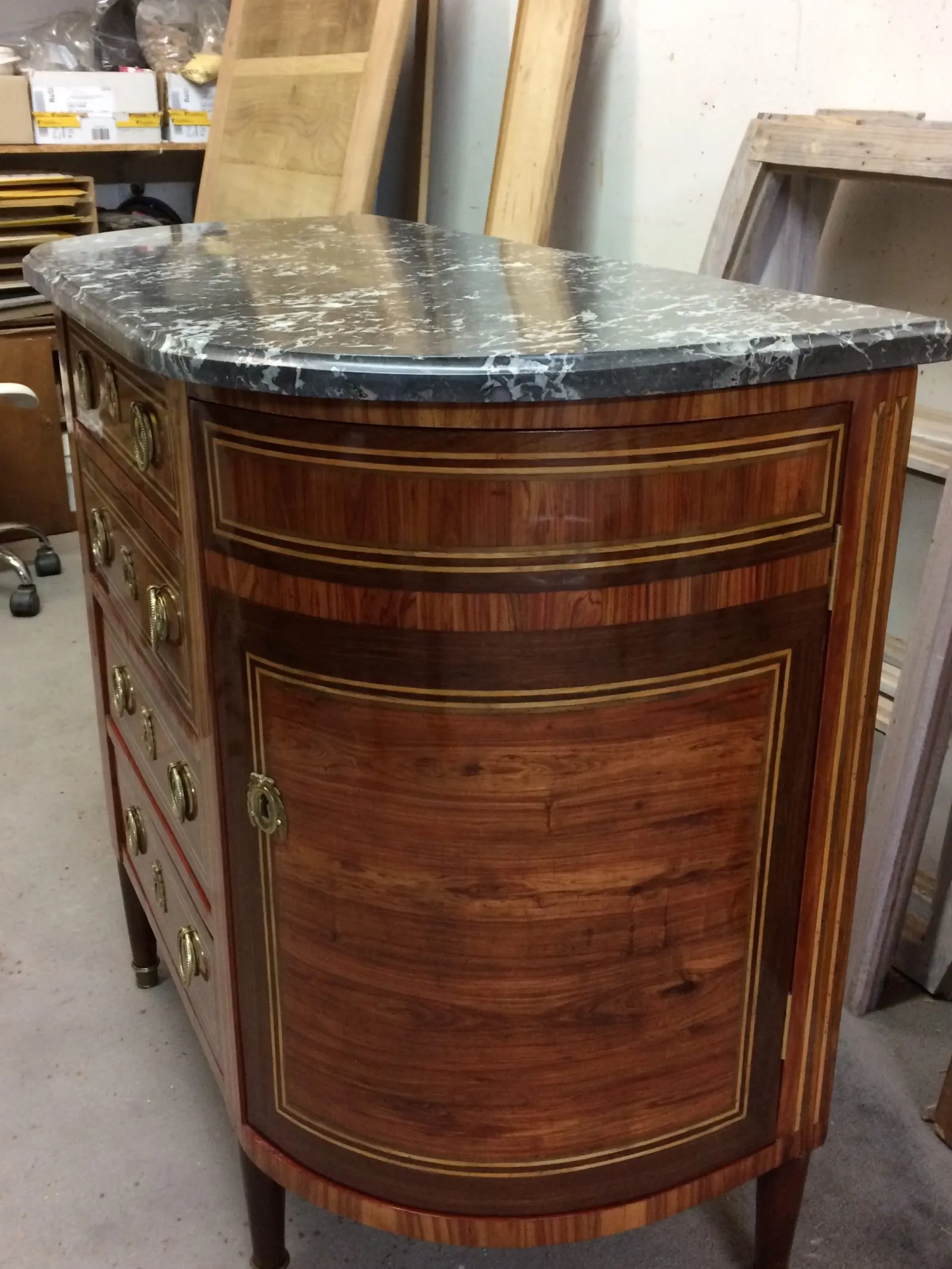 Restauration d'une commode demi-lune époque Louis XVI