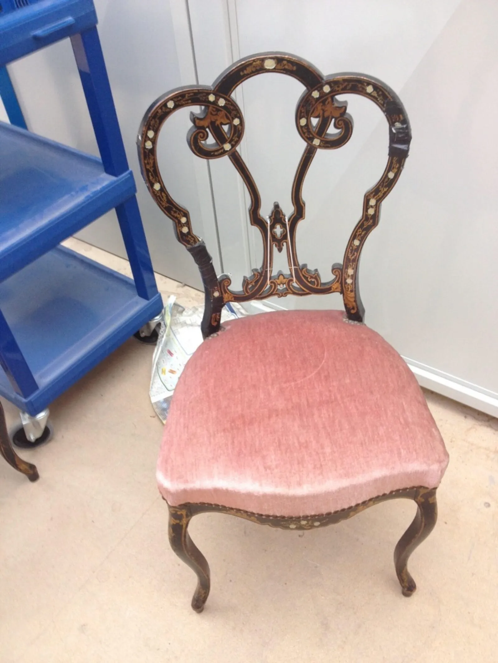 Restauration de chaises Napoléon III en hêtre teinté incrustation de nacre et peinture décorative — avant restauration