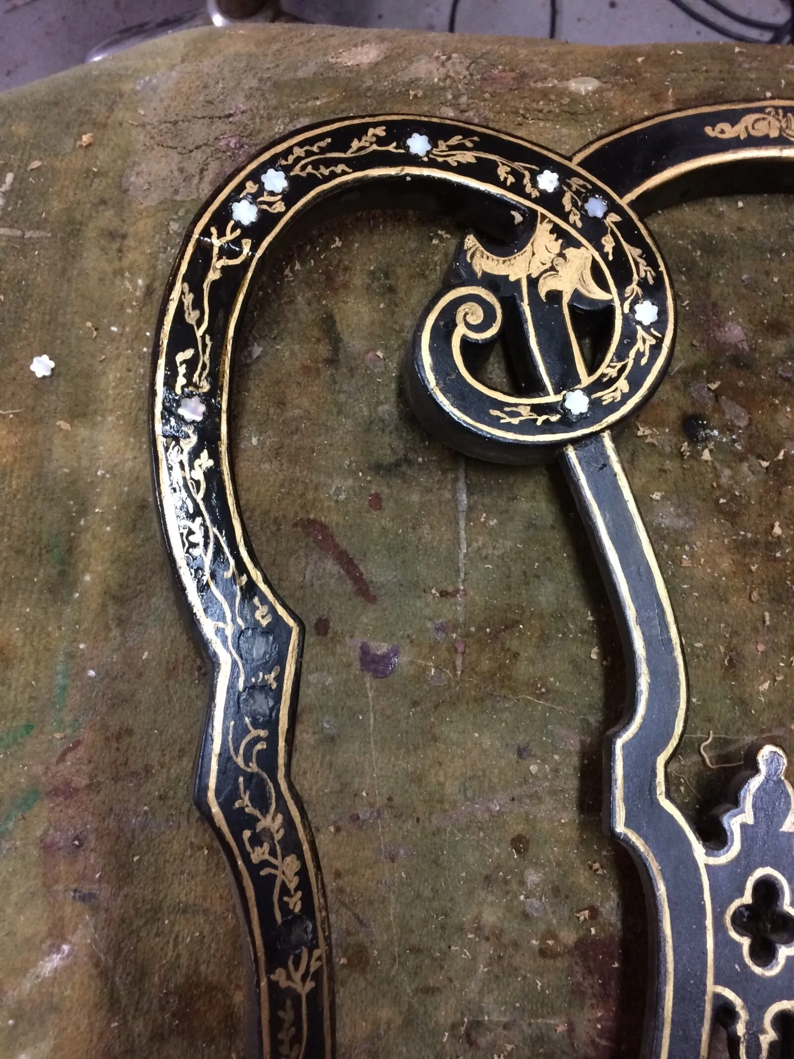 Restauration de chaises Napoléon III en hêtre teinté incrustation de nacre et peinture décorative