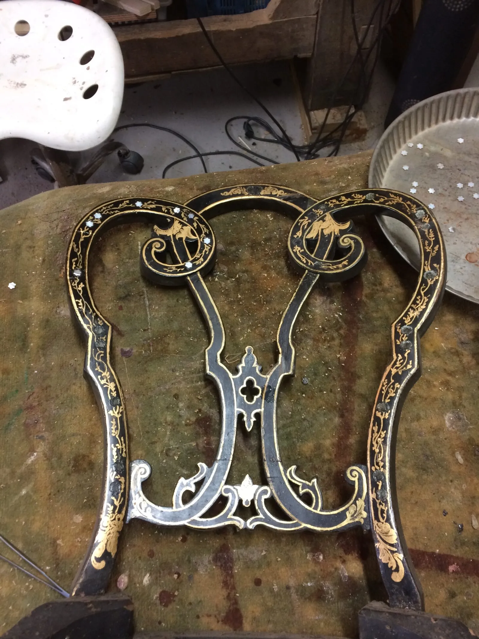 Restauration de chaises Napoléon III en hêtre teinté incrustation de nacre et peinture décorative