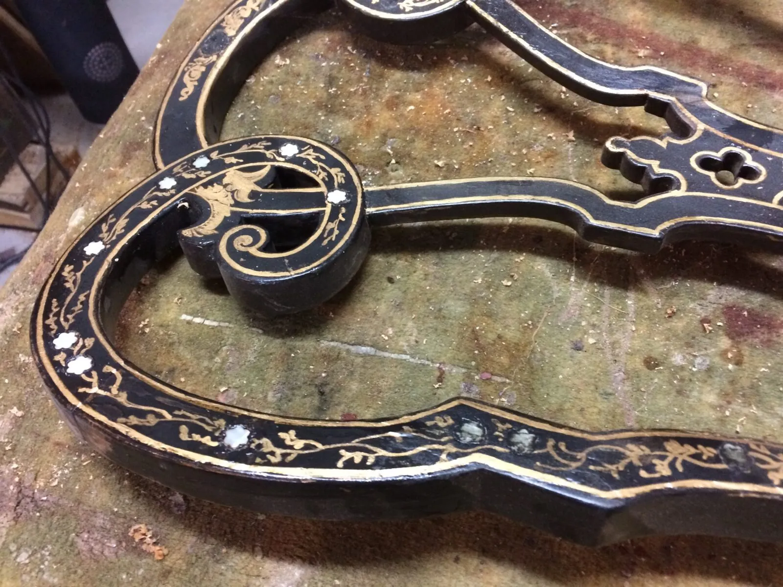 Restauration de chaises Napoléon III en hêtre teinté incrustation de nacre et peinture décorative
