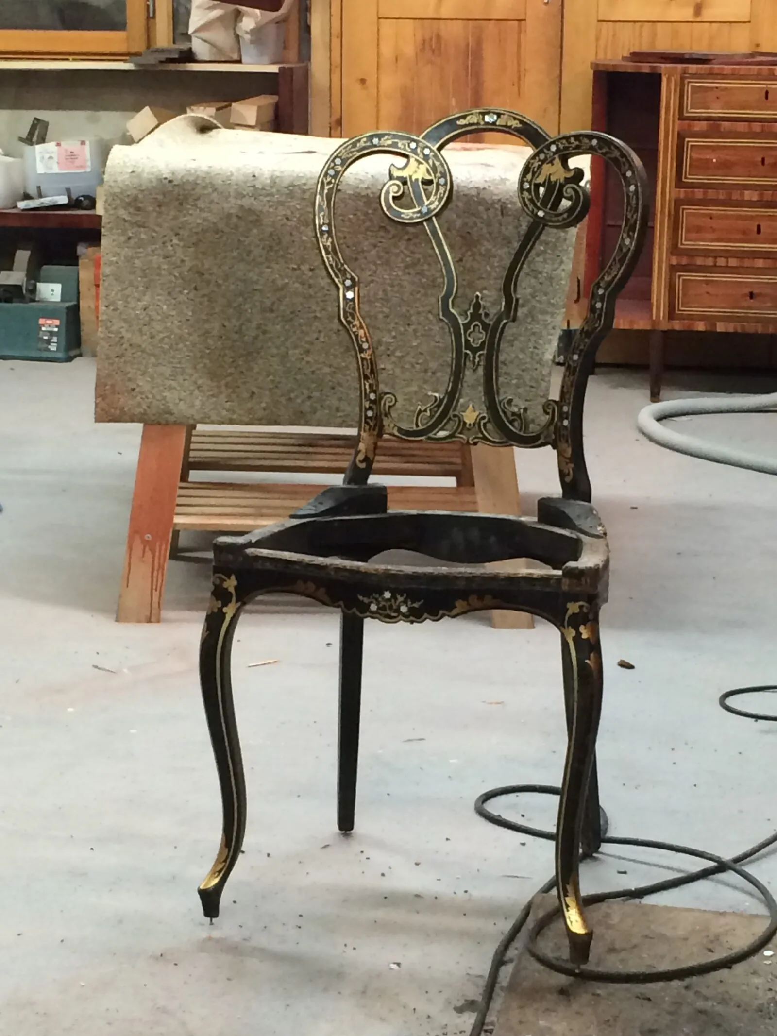Restauration de chaises Napoléon III en hêtre teinté incrustation de nacre et peinture décorative