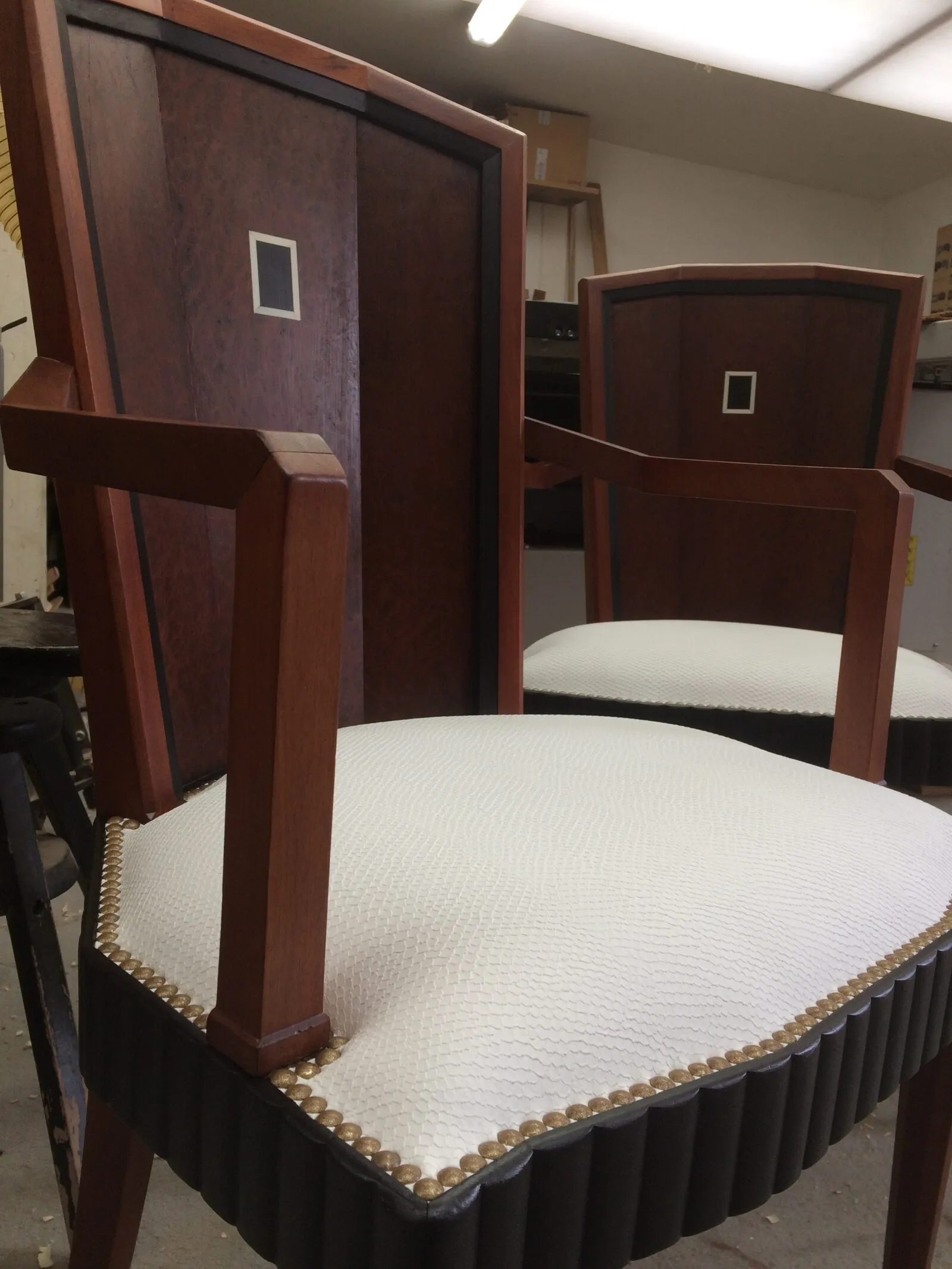Restauration d'une Table + 8 chaises époque Art Déco estampillées Fernand Chambon