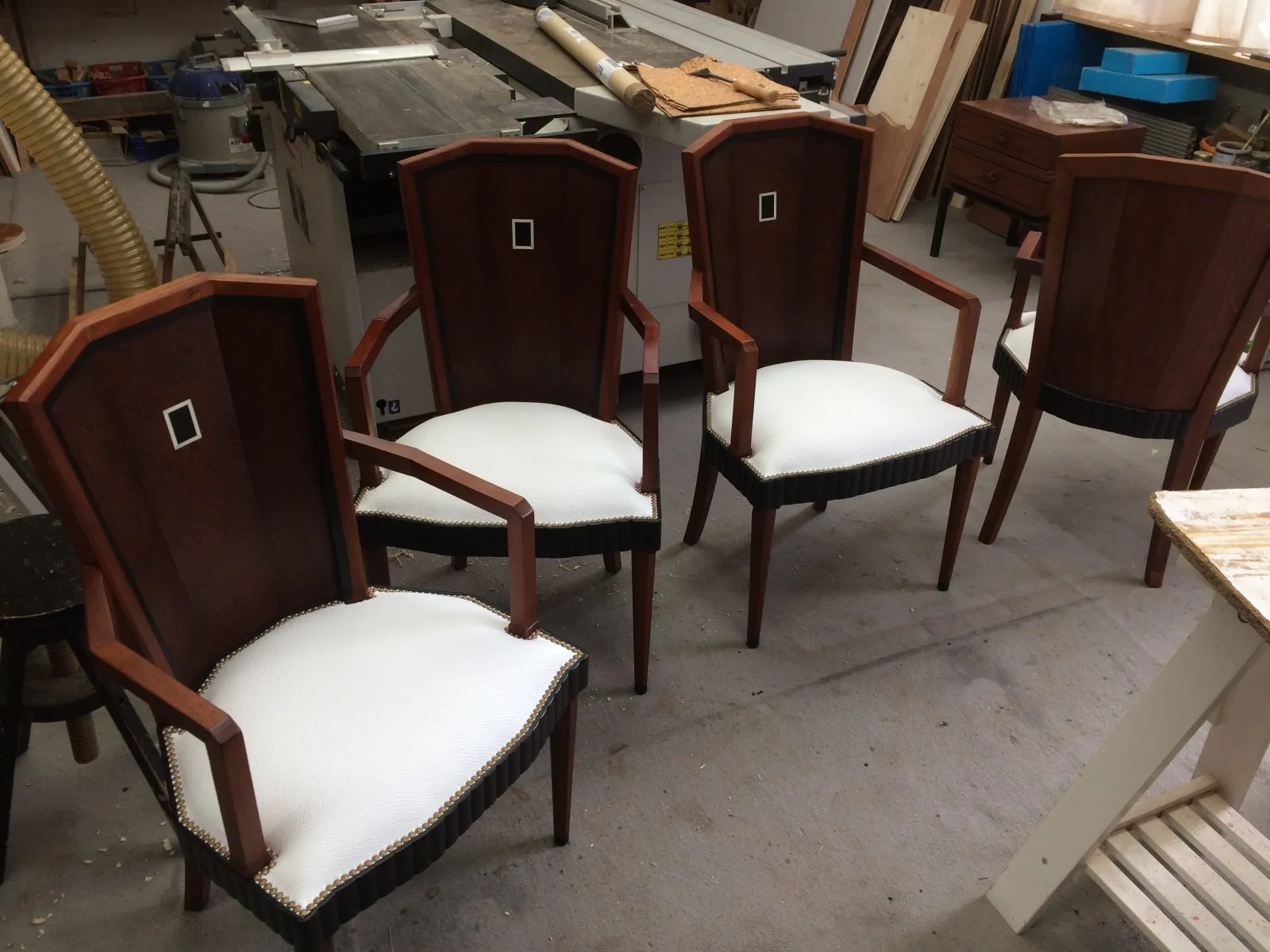 Restauration d'une Table + 8 chaises époque Art Déco estampillées Fernand Chambon