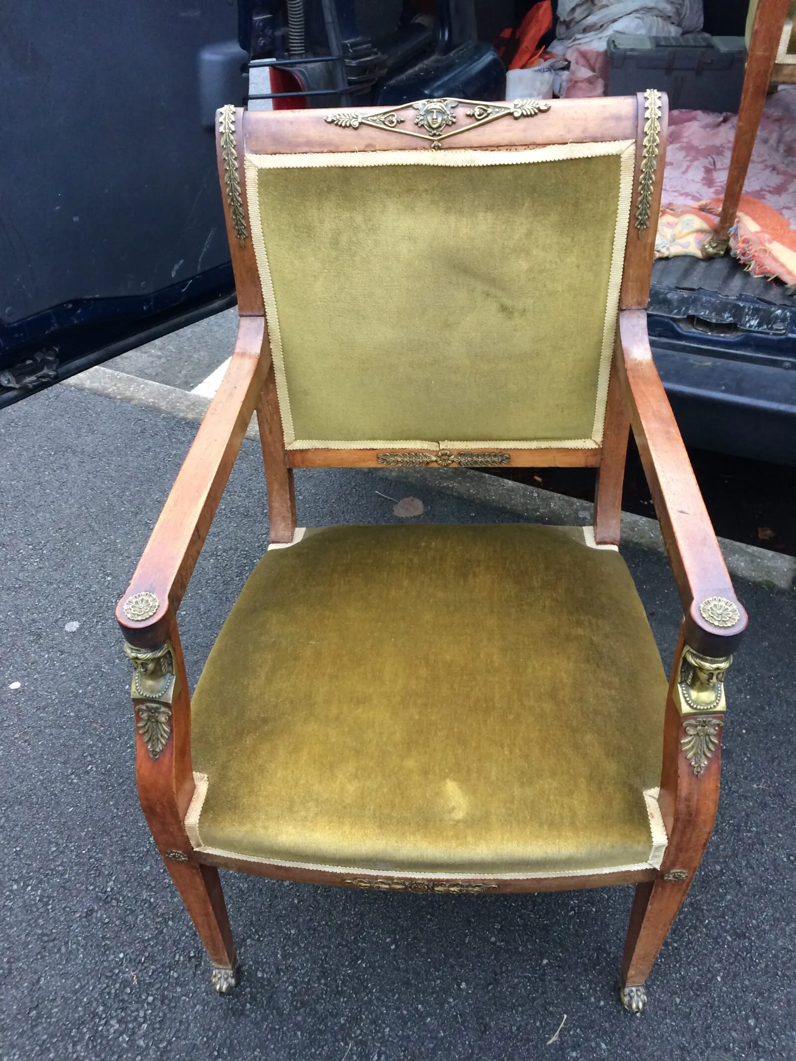 Fauteuil de bureau de style Empire retour d'Egypte — avant restauration