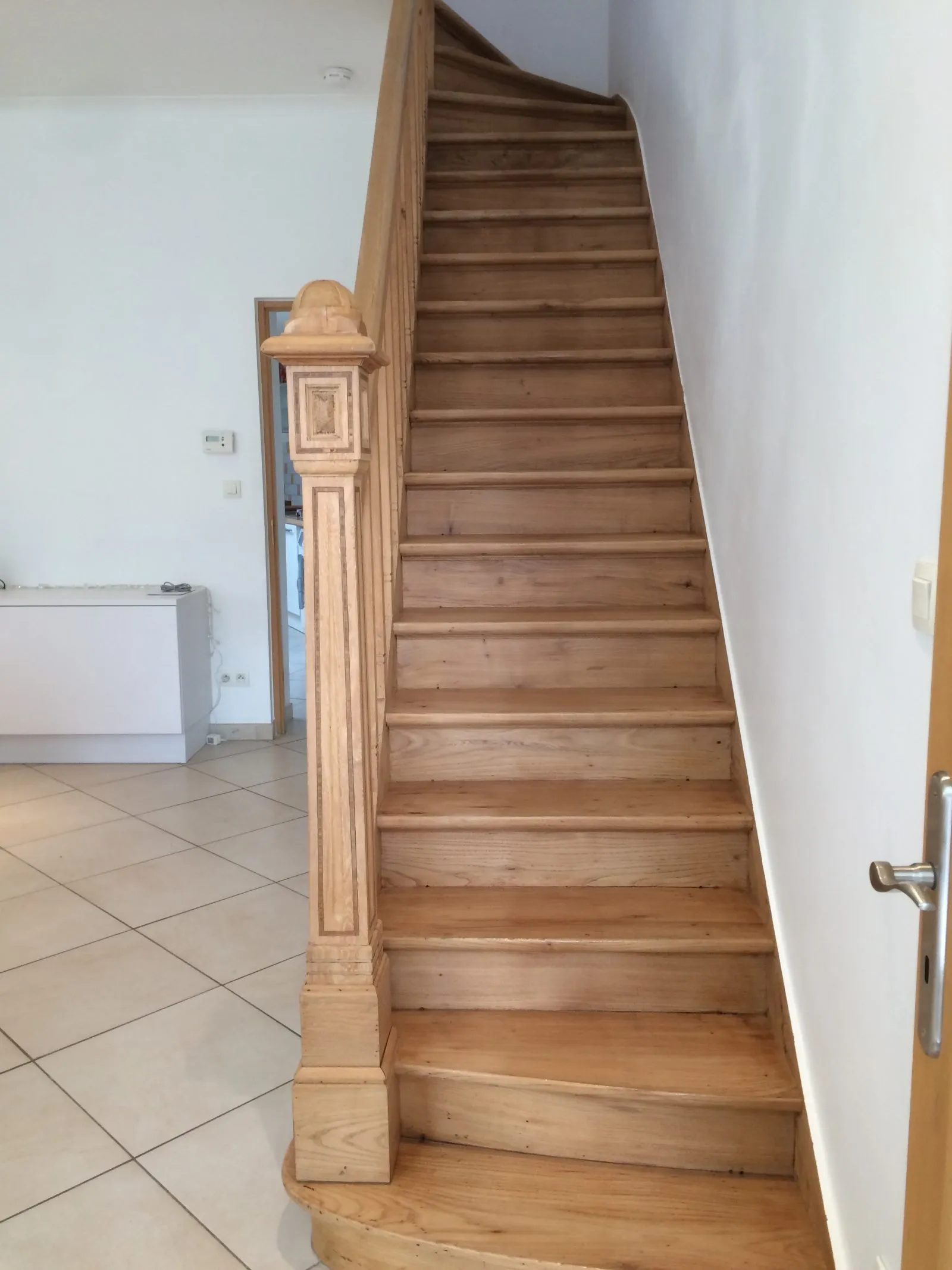 Restauration d'un escalier époque 1925 en Orme massif incrusté de filet de bois précieux