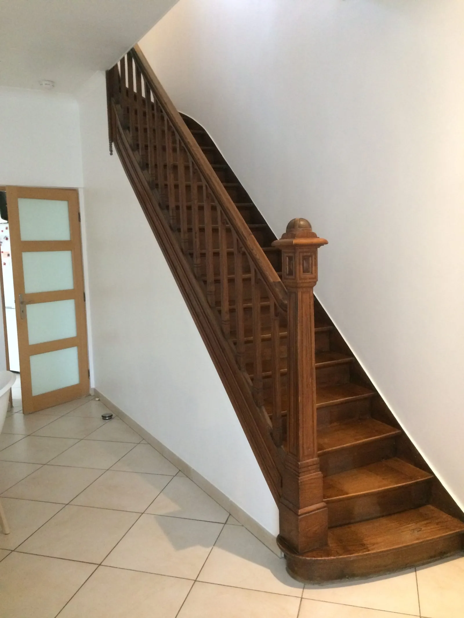 Restauration d'un escalier époque 1925 en Orme massif incrusté de filet de bois précieux — avant restauration