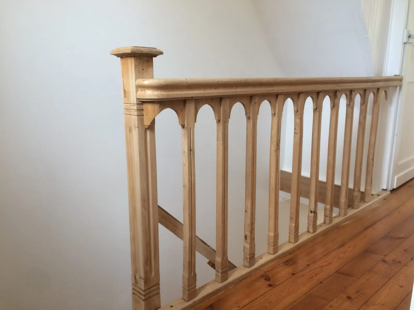 Restauration d'un escalier époque 1925 en Orme massif incrusté de filet de bois précieux