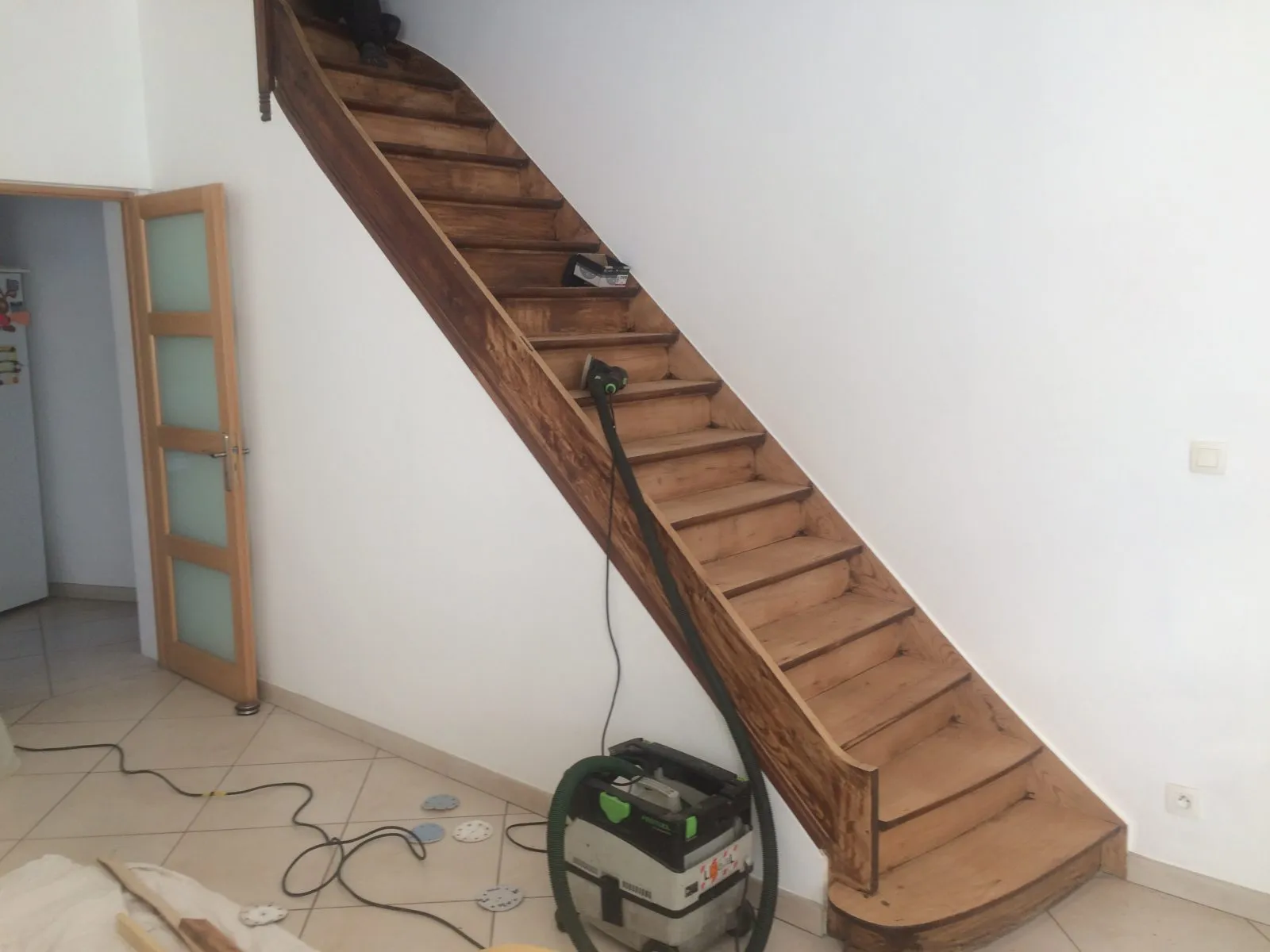 Restauration d'un escalier époque 1925 en Orme massif incrusté de filet de bois précieux
