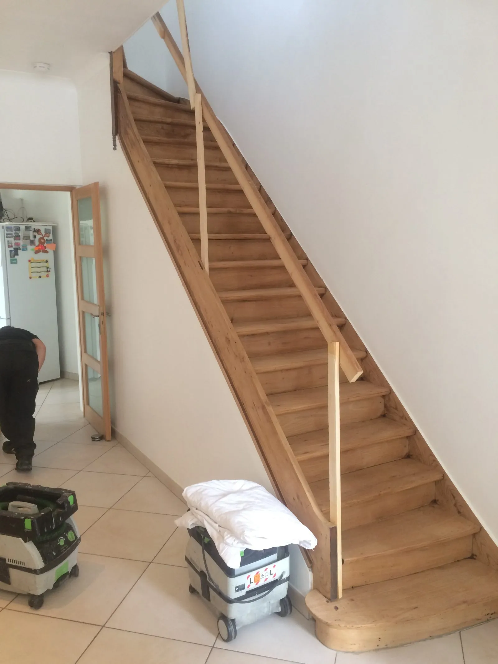 Restauration d'un escalier époque 1925 en Orme massif incrusté de filet de bois précieux