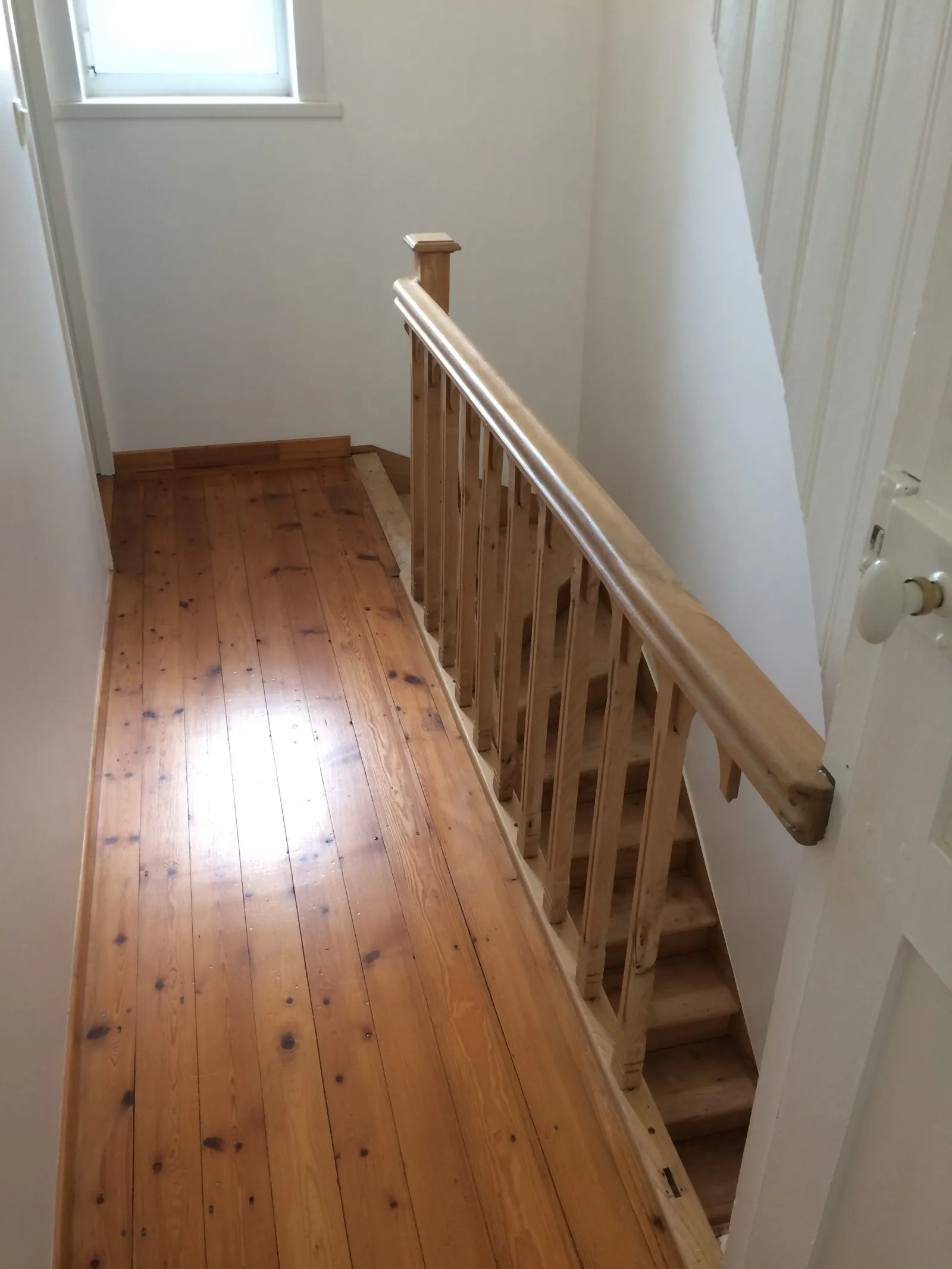 Restauration d'un escalier époque 1925 en Orme massif incrusté de filet de bois précieux