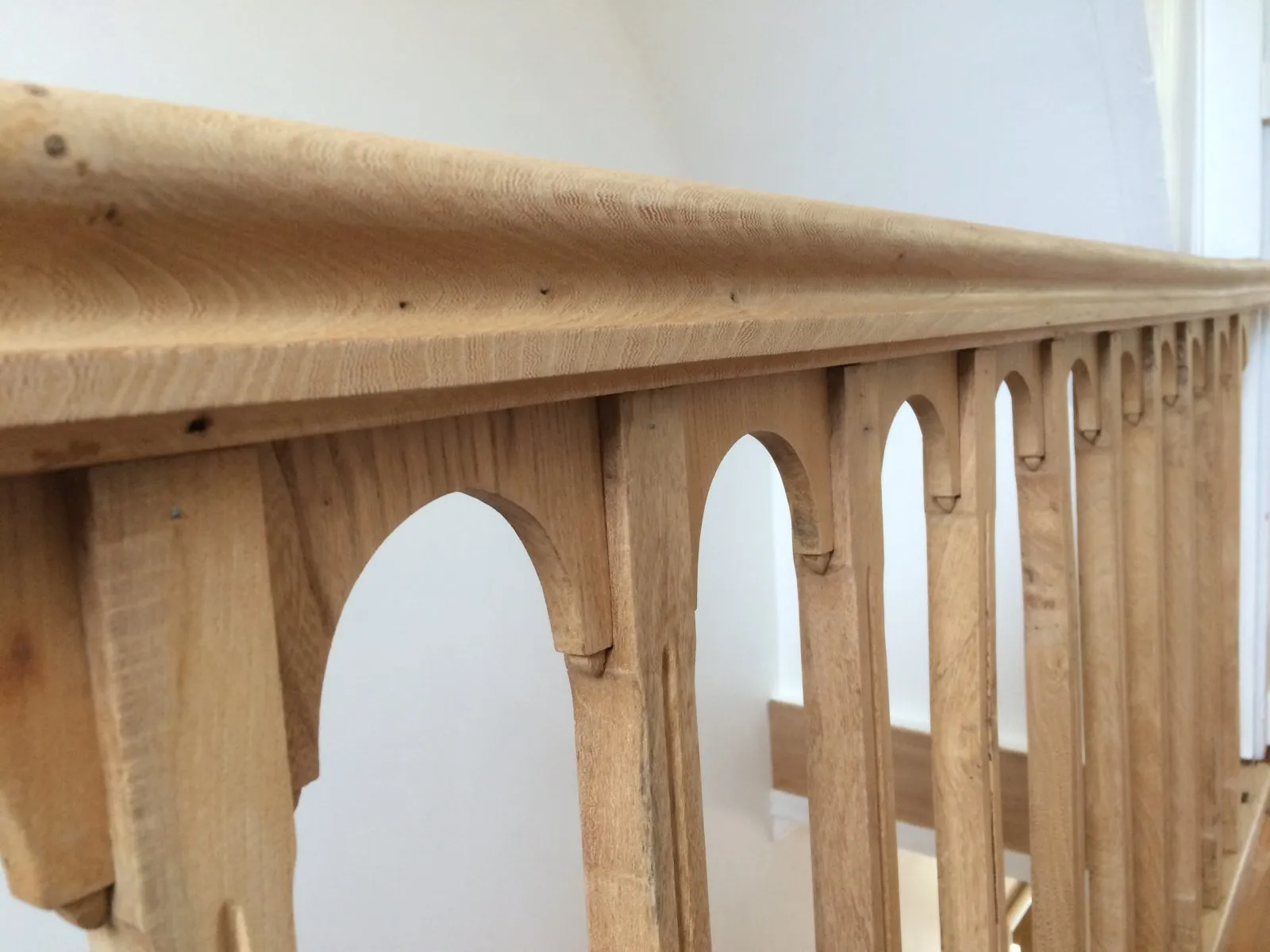 Restauration d'un escalier époque 1925 en Orme massif incrusté de filet de bois précieux