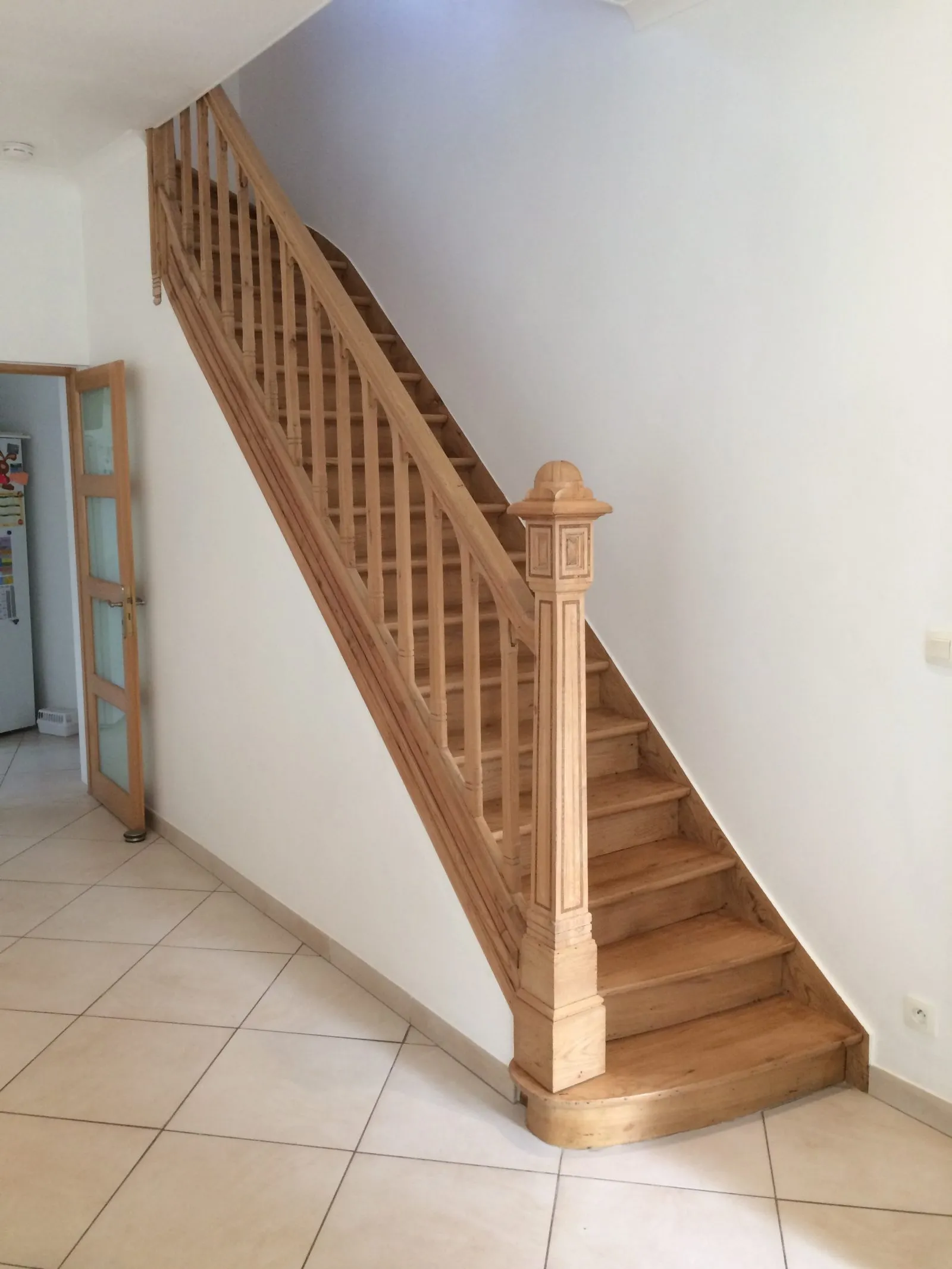 Restauration d'un escalier époque 1925 en Orme massif incrusté de filet de bois précieux