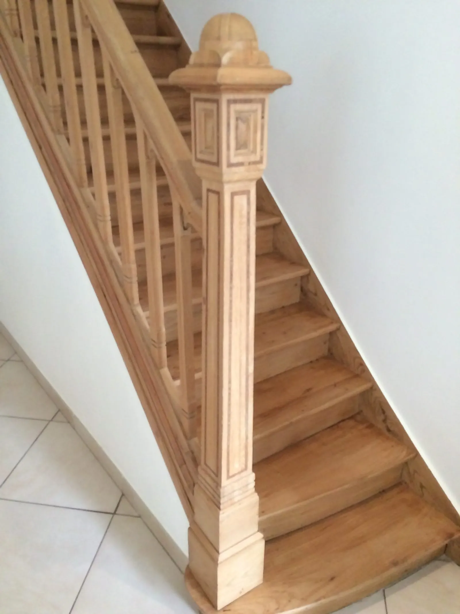Restauration d'un escalier époque 1925 en Orme massif incrusté de filet de bois précieux
