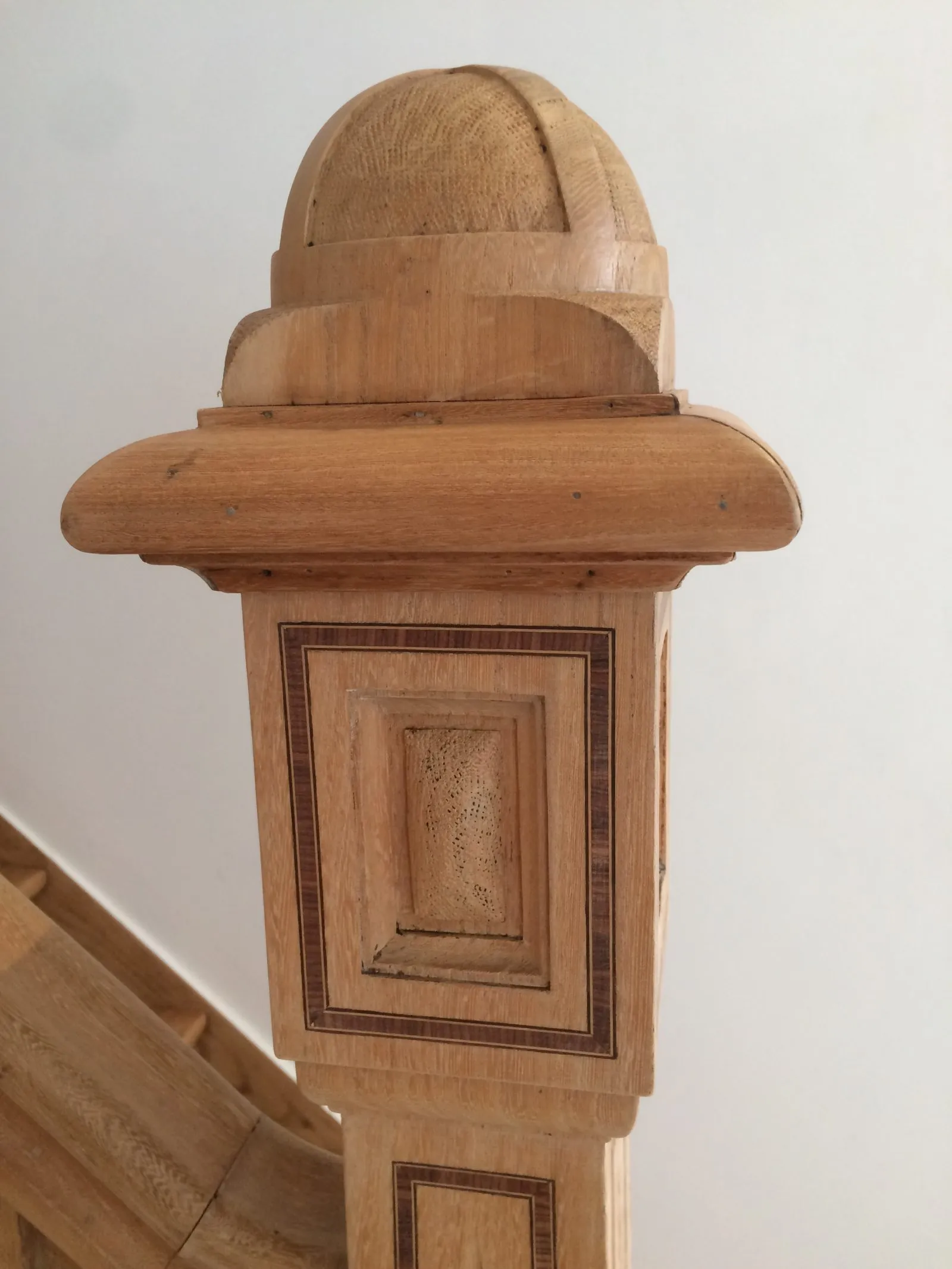Restauration d'un escalier époque 1925 en Orme massif incrusté de filet de bois précieux