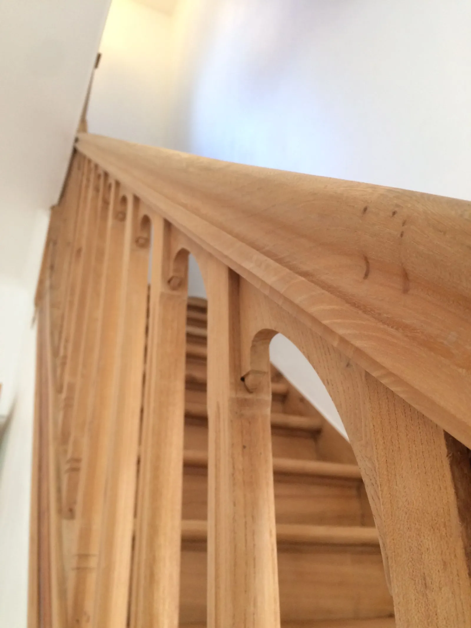 Restauration d'un escalier époque 1925 en Orme massif incrusté de filet de bois précieux