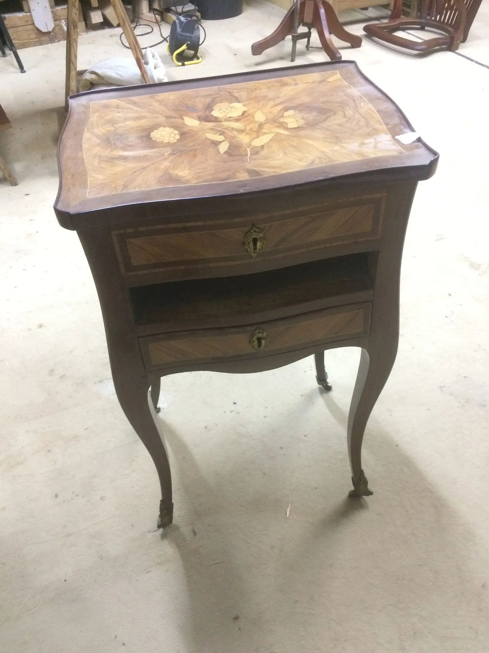 Restauration d'un meuble dit travailleuse époque Louis XV — avant restauration