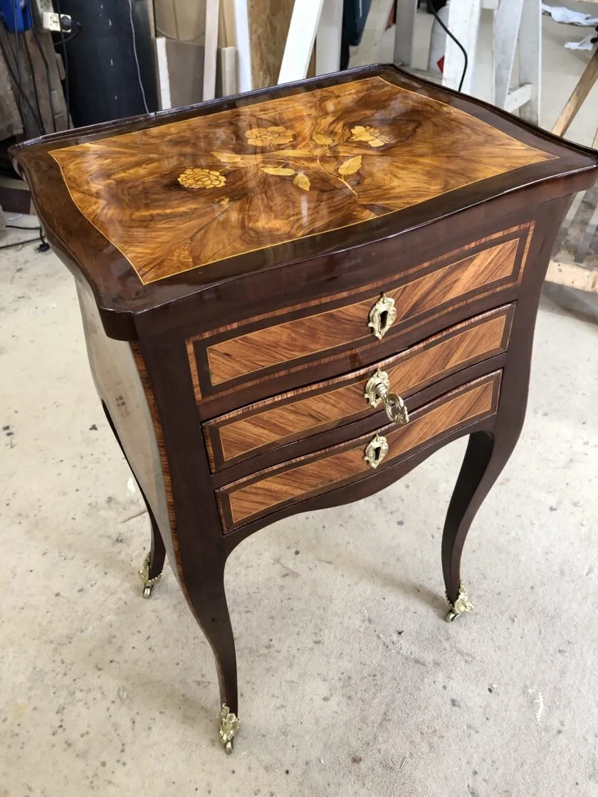 Restauration d'un meuble dit travailleuse époque Louis XV