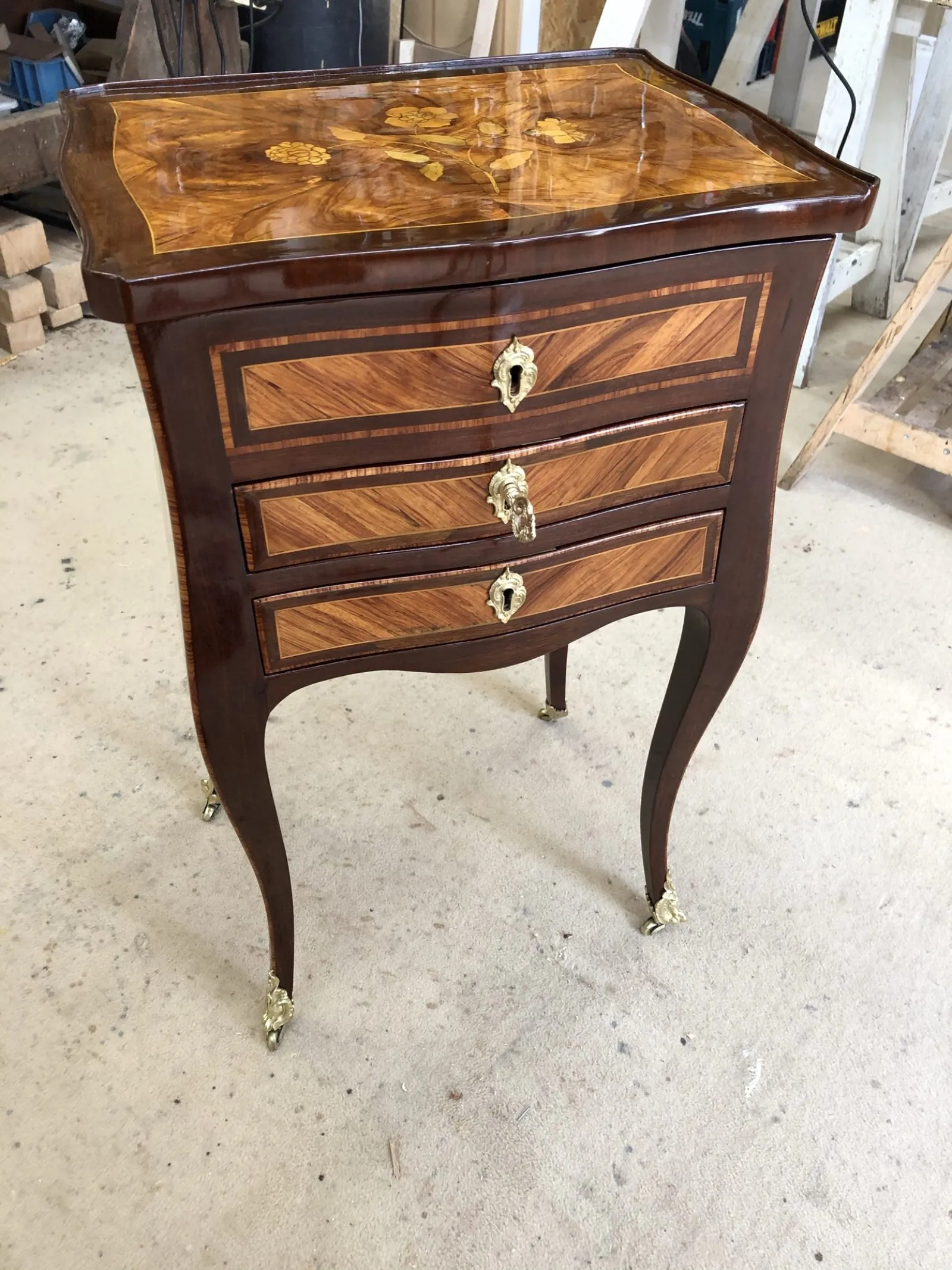 Restauration d'un meuble dit travailleuse époque Louis XV