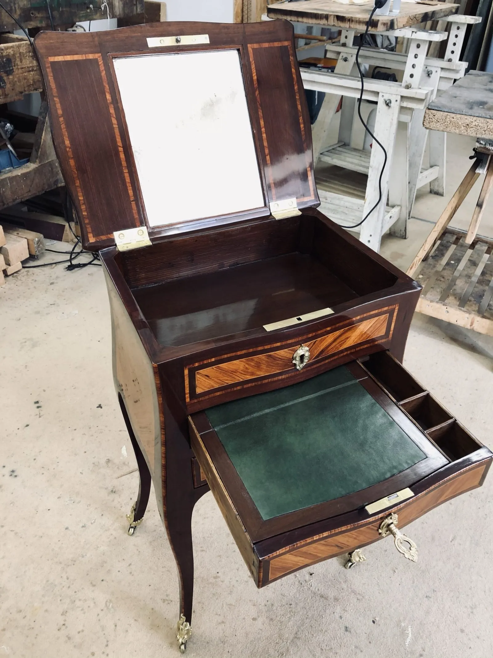 Restauration d'un meuble dit travailleuse époque Louis XV