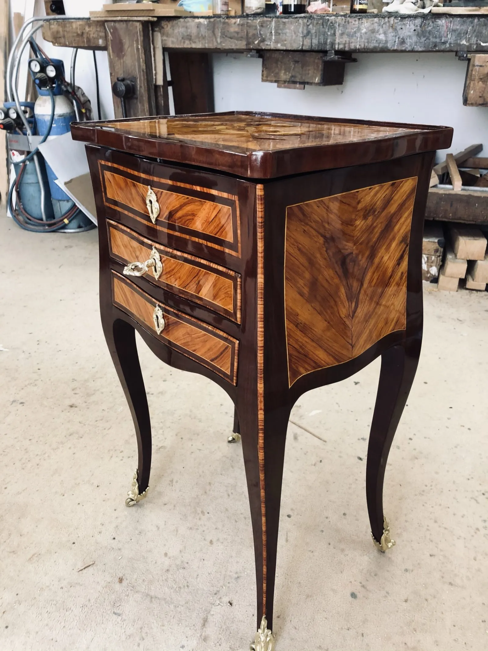 Restauration d'un meuble dit travailleuse époque Louis XV