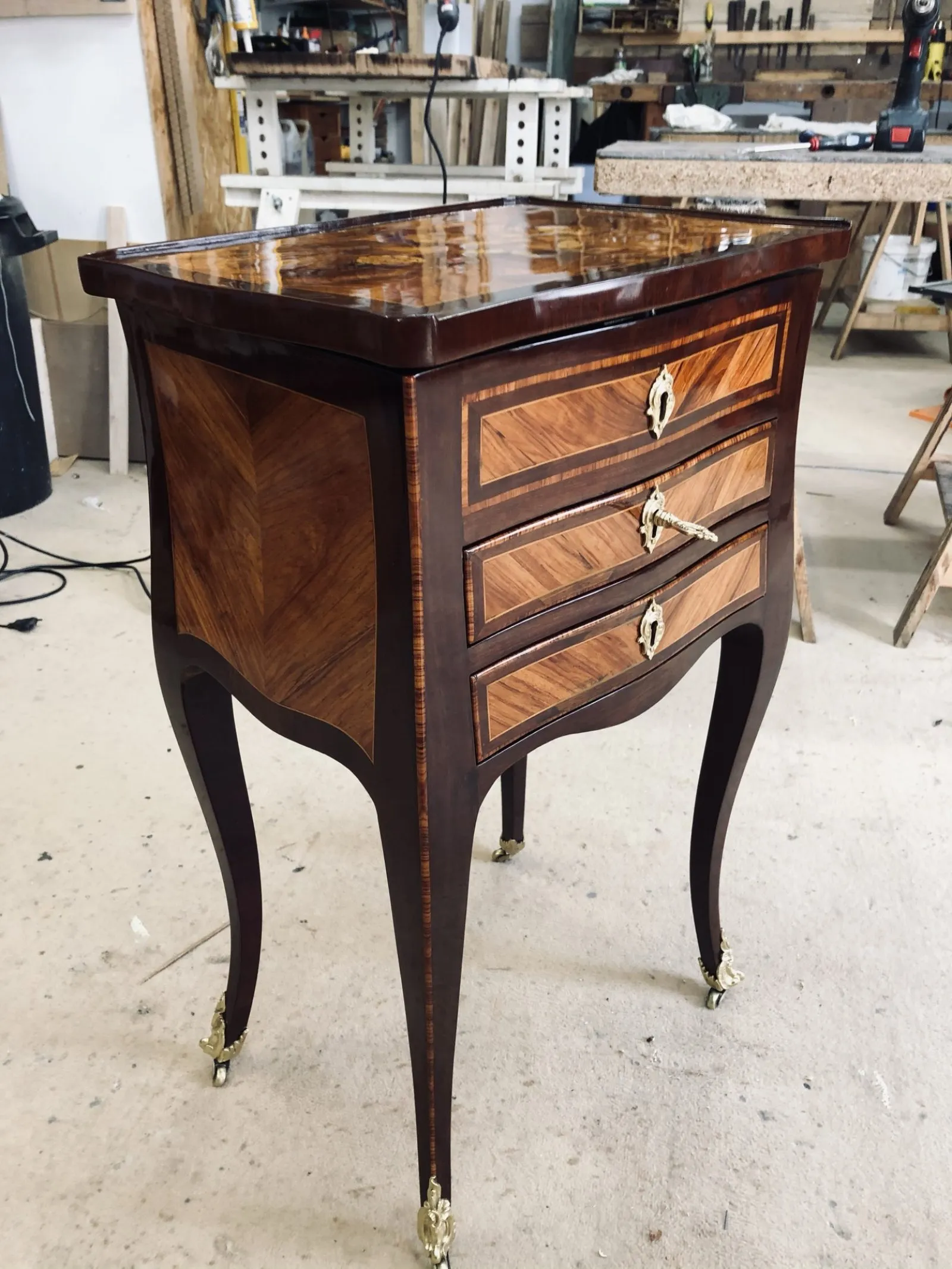 Restauration d'un meuble dit travailleuse époque Louis XV