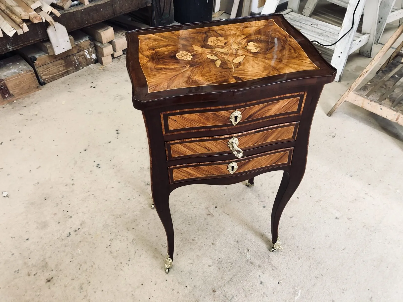 Restauration d'un meuble dit travailleuse époque Louis XV