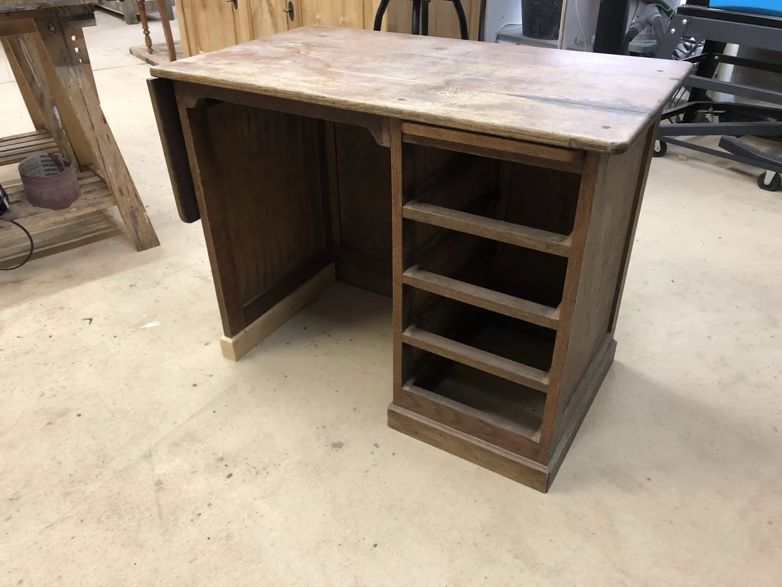 Bureau de dactylo en chêne massif époque XXème — avant restauration