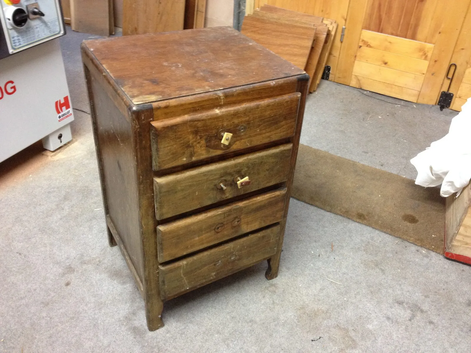 Chiffonnier d'appoint en Peuplier massif Francais — avant restauration