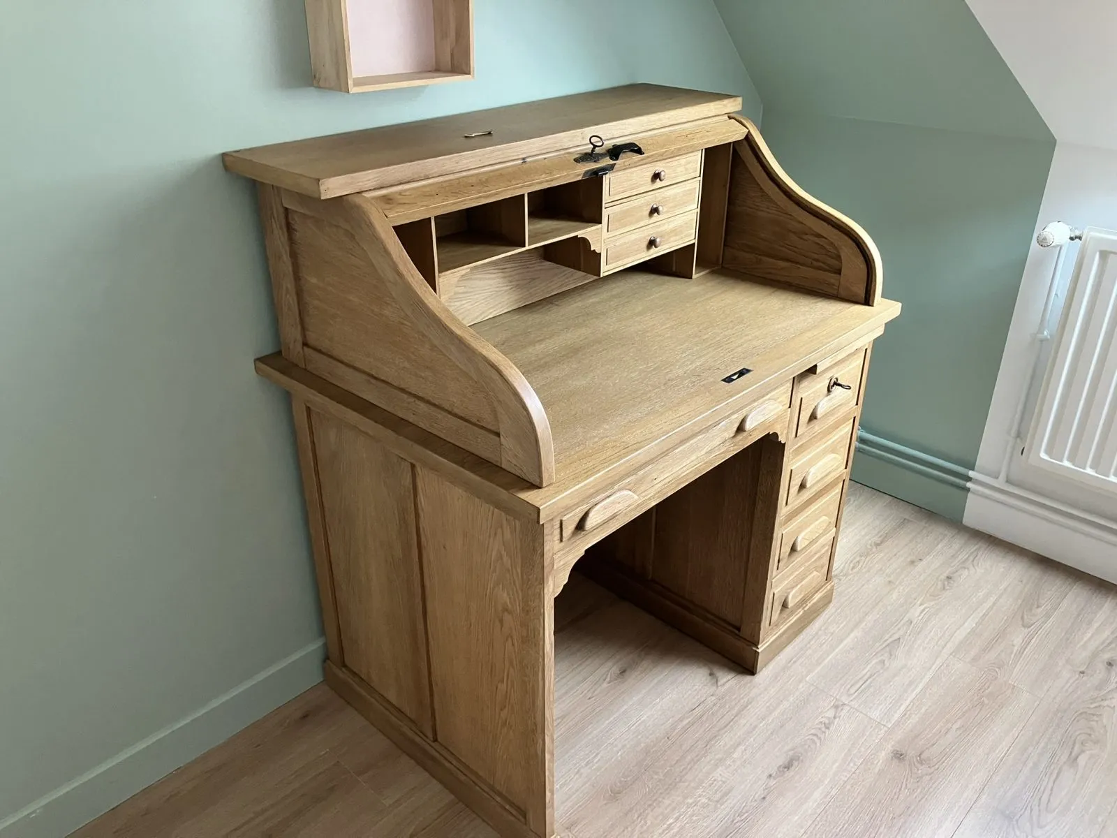 Restauration d’un bureau à rideau de fabrication anglaise époque 1900 en chêne massif