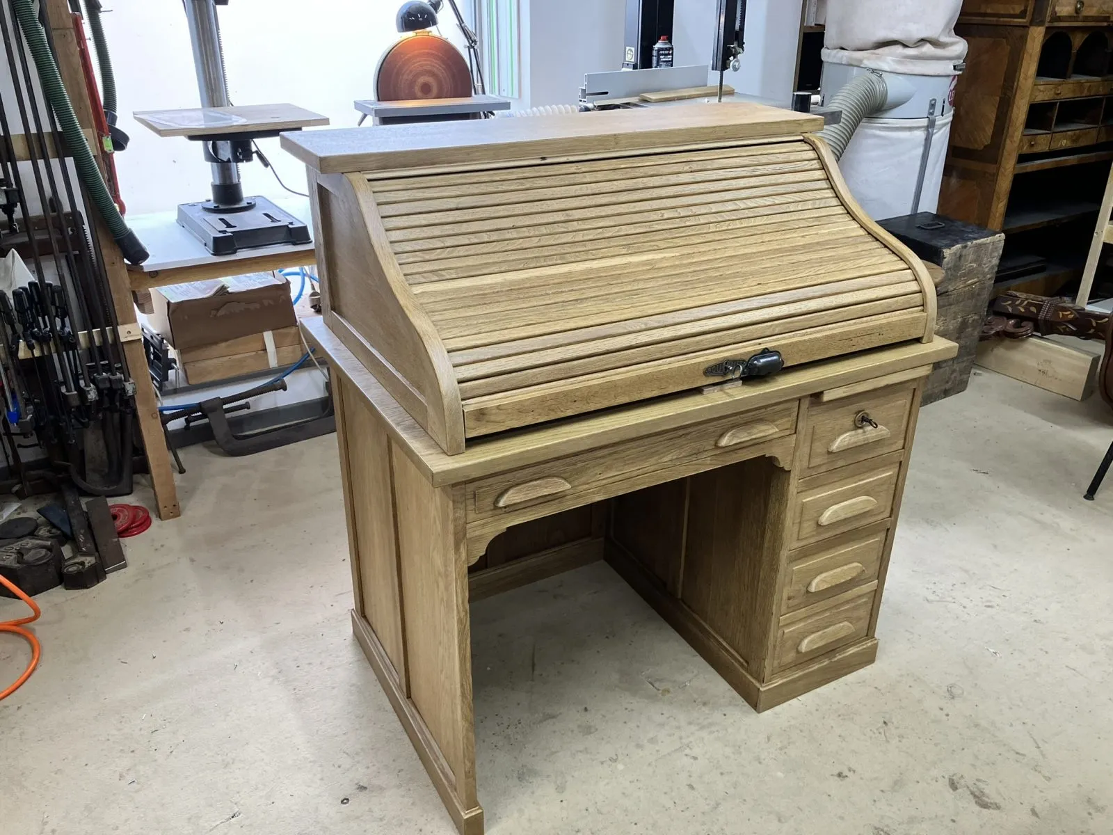 Restauration d’un bureau à rideau de fabrication anglaise époque 1900 en chêne massif