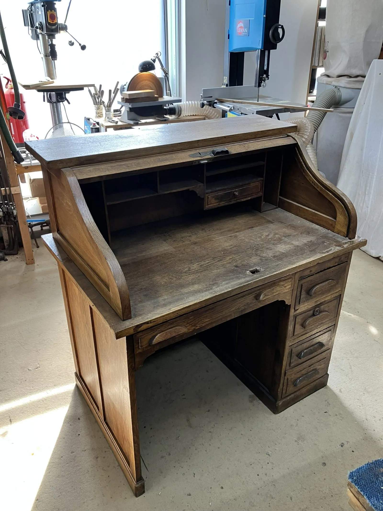 Restauration d’un bureau à rideau de fabrication anglaise époque 1900 en chêne massif — avant restauration