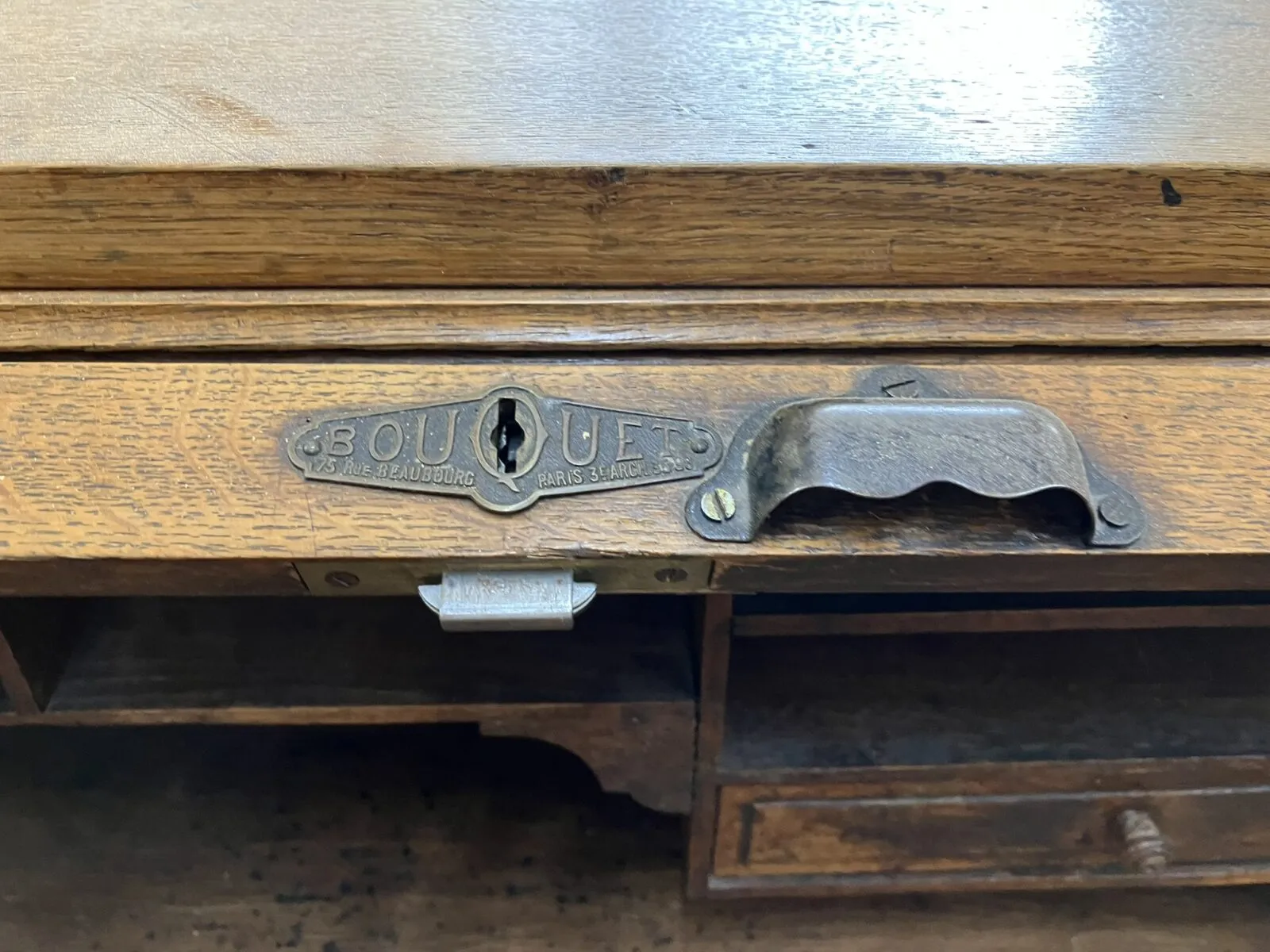 Restauration d’un bureau à rideau de fabrication anglaise époque 1900 en chêne massif