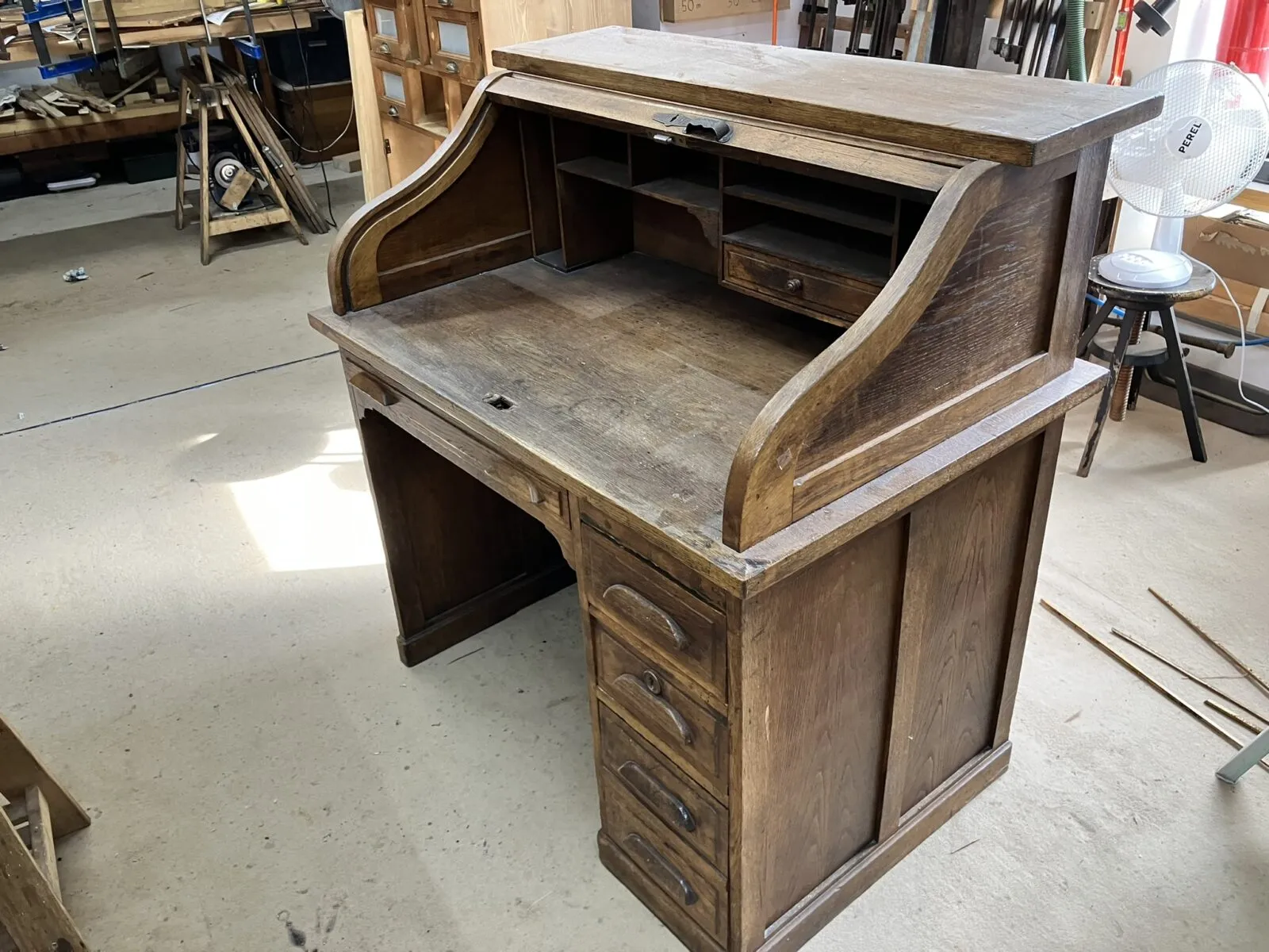 Restauration d’un bureau à rideau de fabrication anglaise époque 1900 en chêne massif