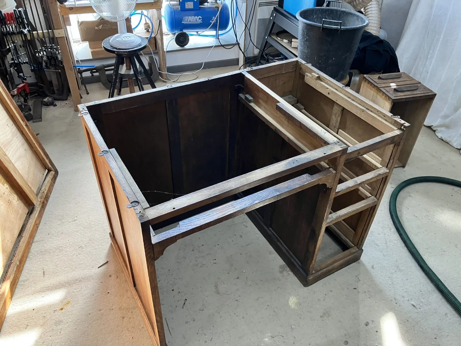 Restauration d’un bureau à rideau de fabrication anglaise époque 1900 en chêne massif