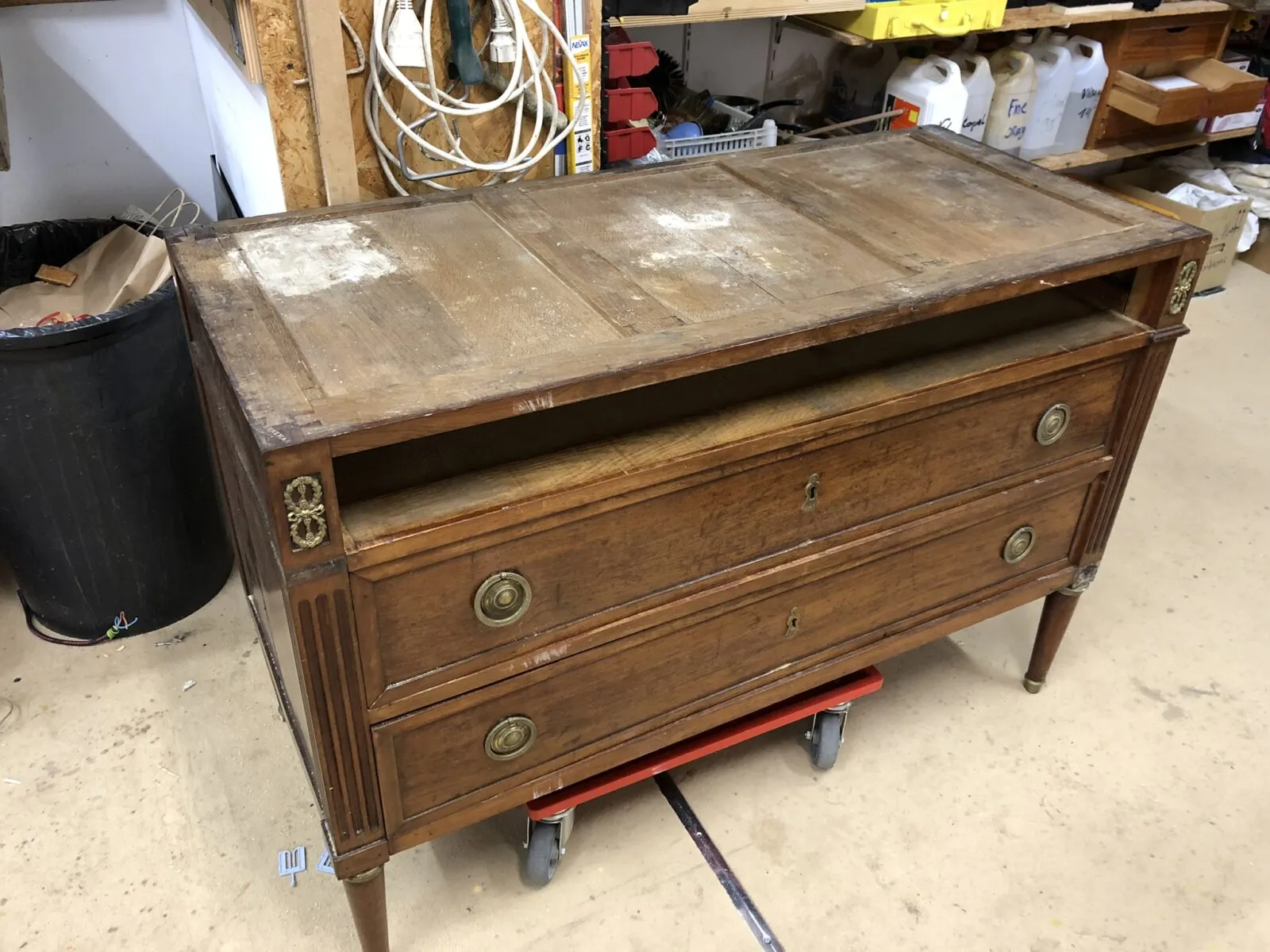 Restauration d'une commode époque XVIIIeme, estampillée Francois-Ignace PAPST. — avant restauration