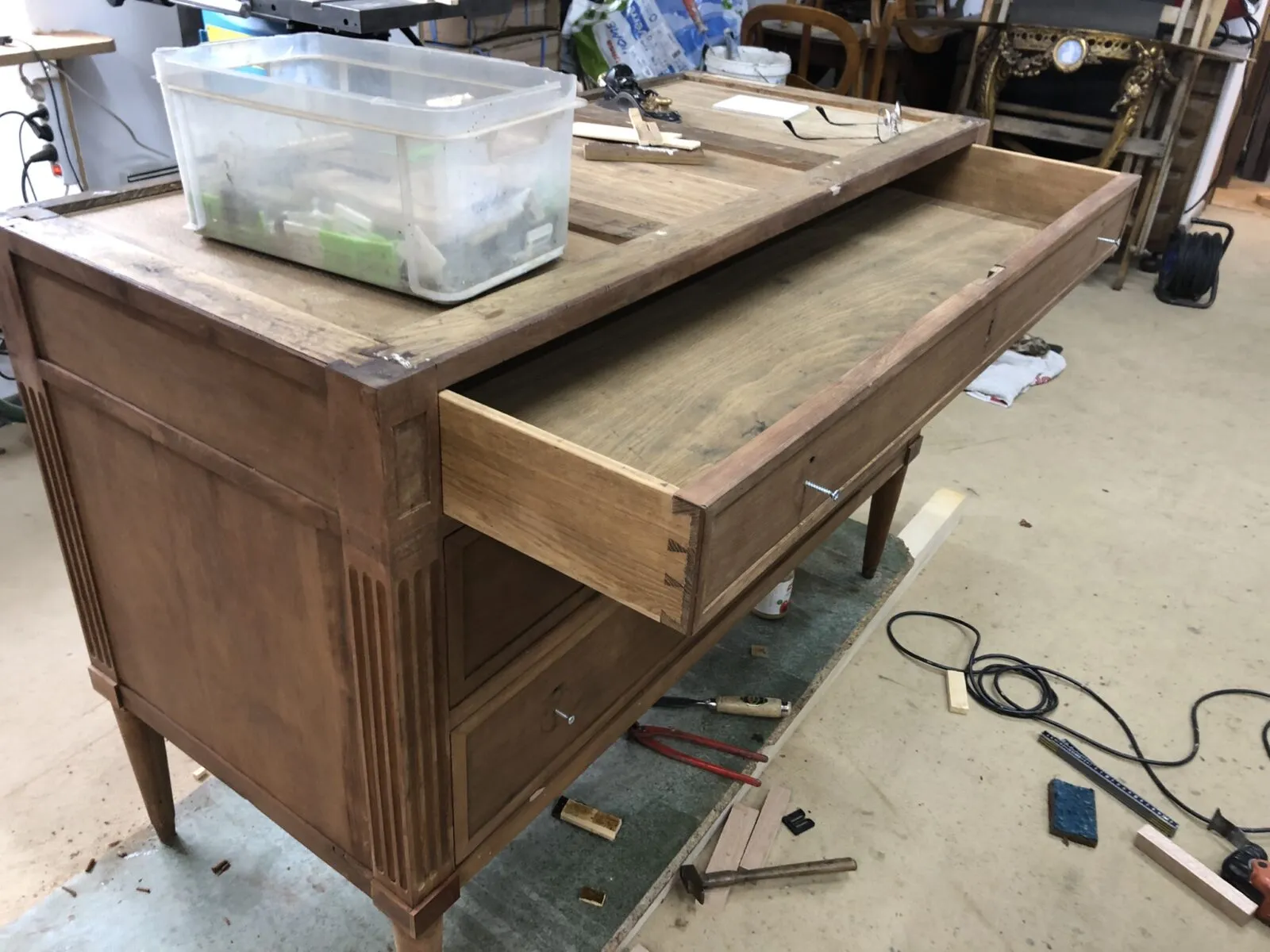 Restauration d'une commode époque XVIIIeme, estampillée Francois-Ignace PAPST.