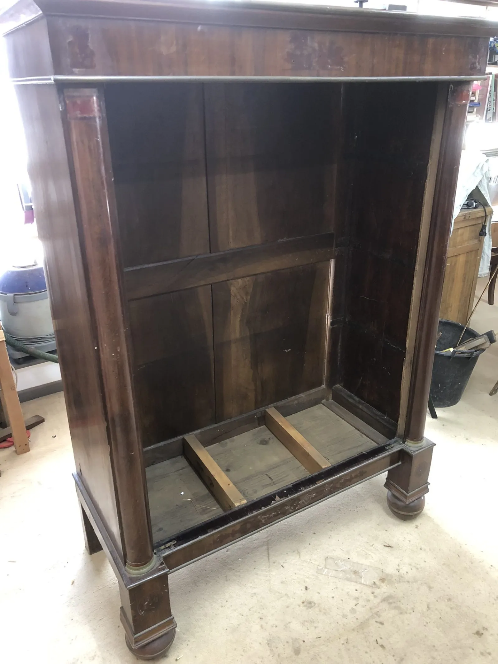 Vitrine 1er Empire en Acajou de cuba — avant restauration