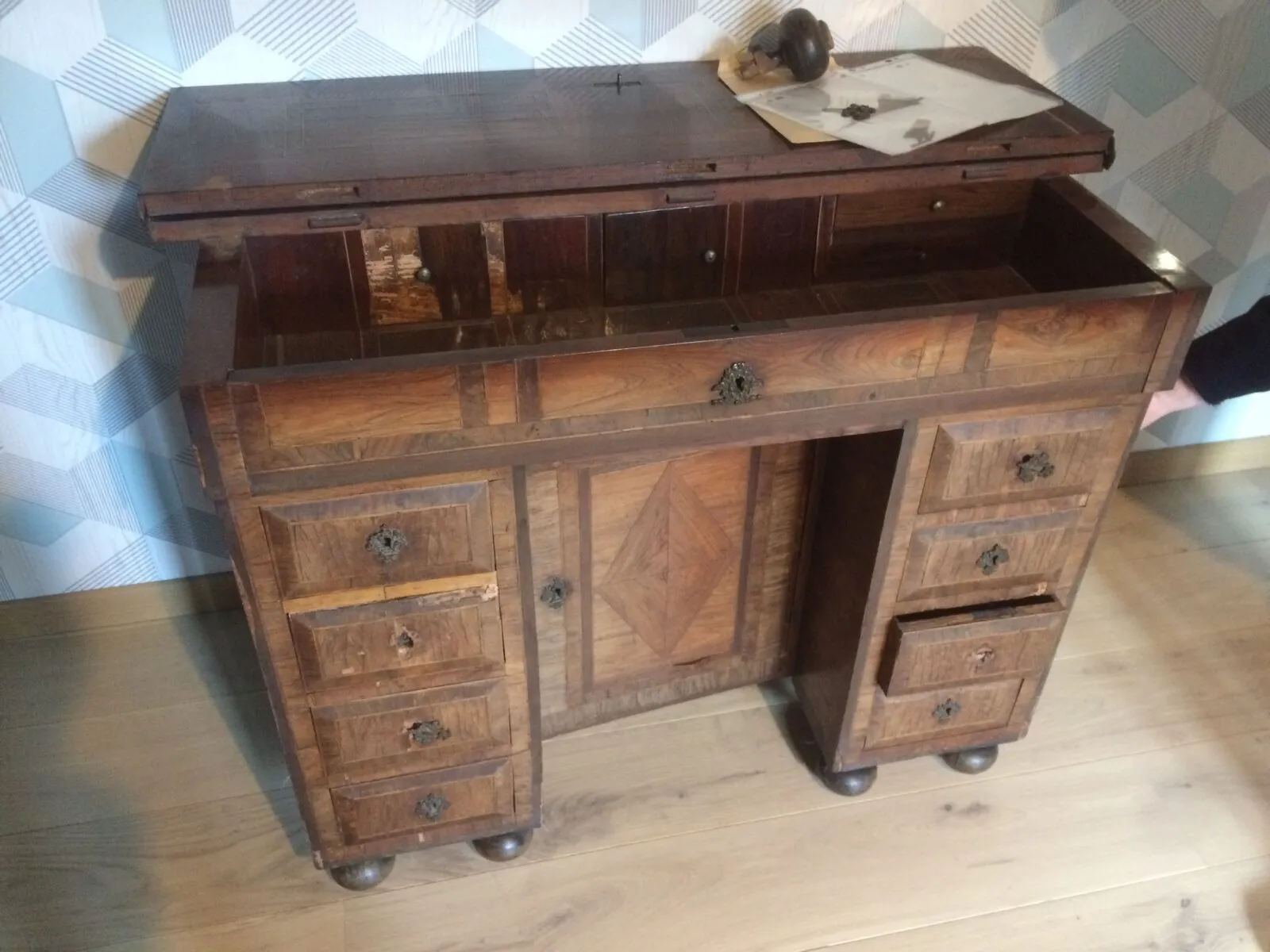 Bureau de changeur Mazarin époque XVIIème — avant restauration